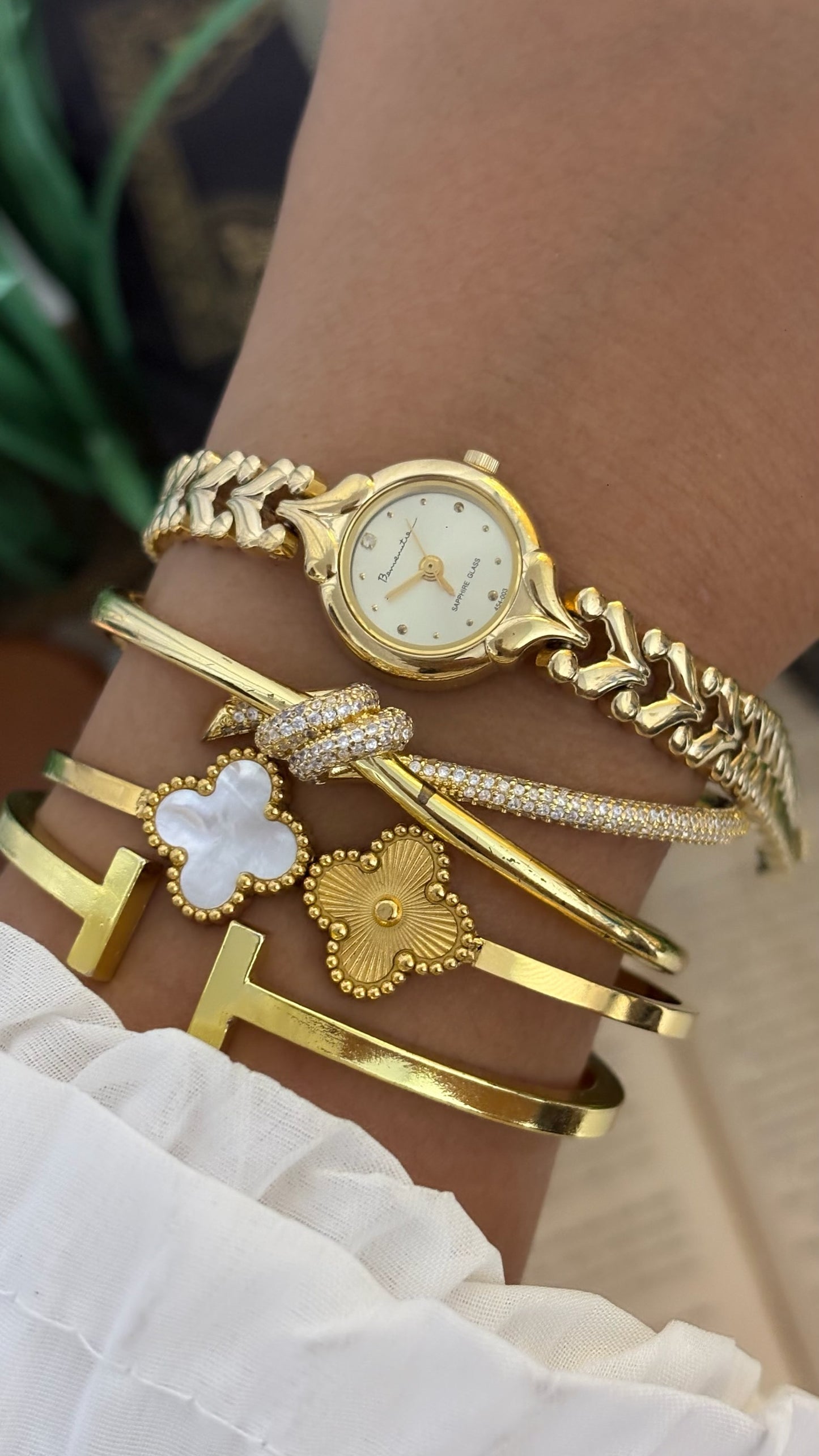 Vintage Benvenuto Round Sapphire Glass Dress Watch with Chevron Arrow Links in Gold Tone Quartz