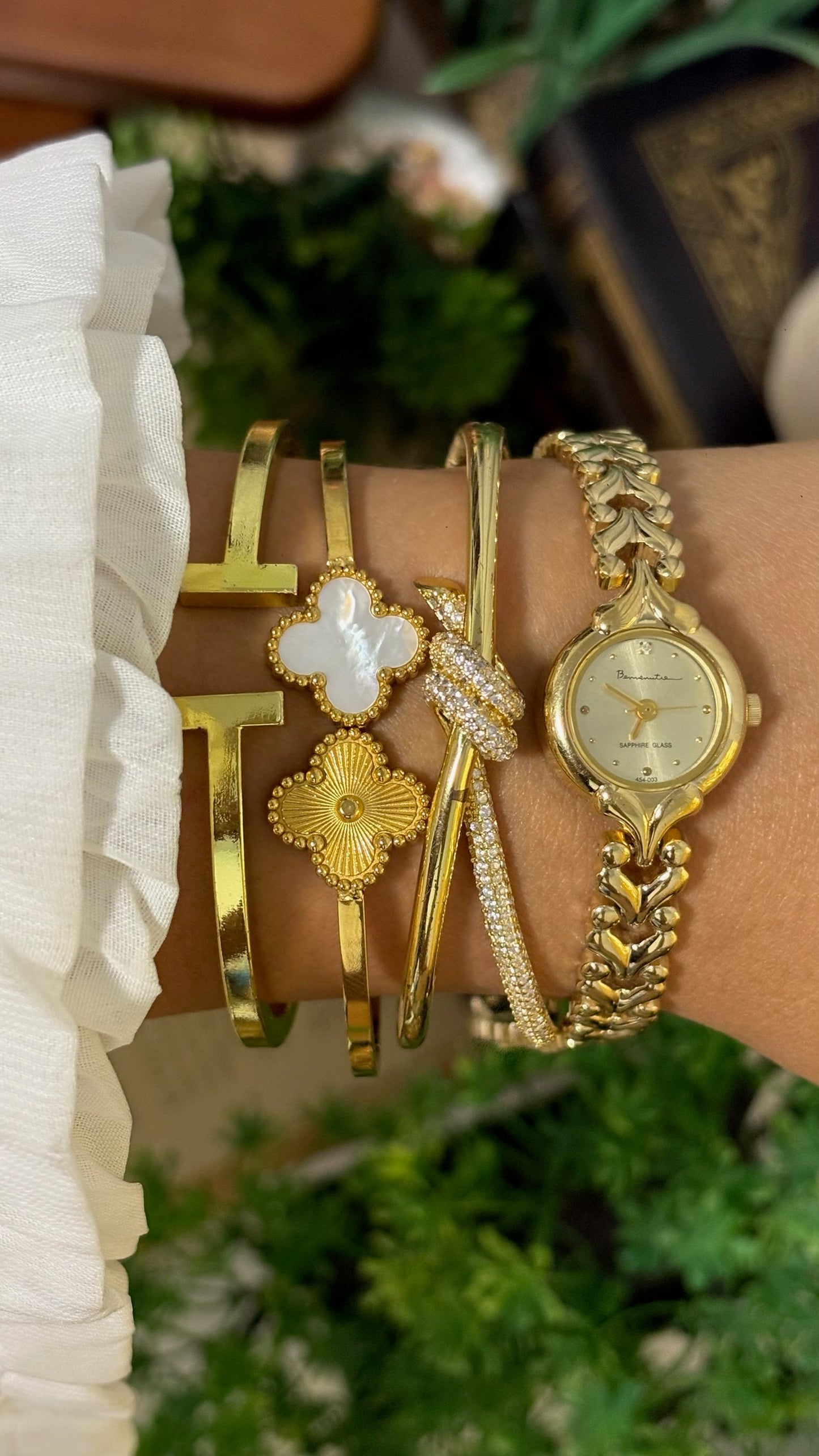 Vintage Benvenuto Round Sapphire Glass Dress Watch with Chevron Arrow Links in Gold Tone Quartz