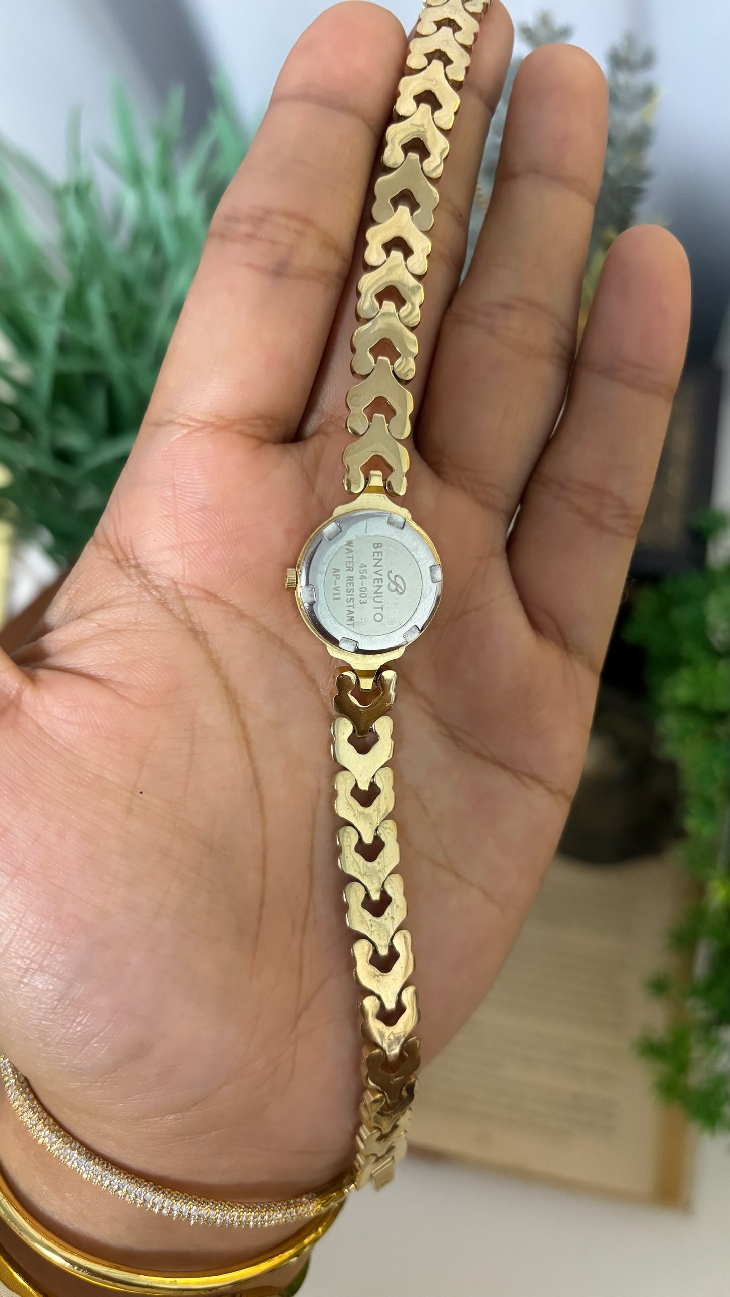 Vintage Benvenuto Round Sapphire Glass Dress Watch with Chevron Arrow Links in Gold Tone Quartz