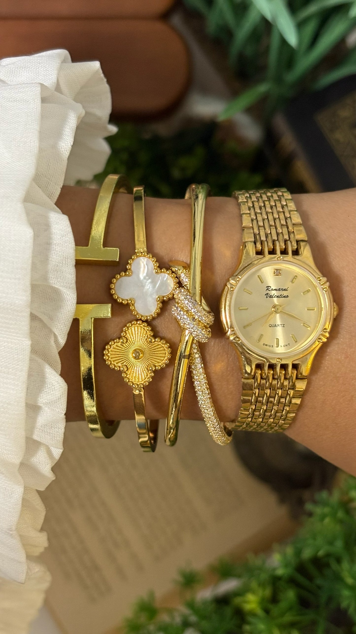 Vintage Romarni Valentino Round Watch with Multi-Link Bracelet in Gold Tone Quartz