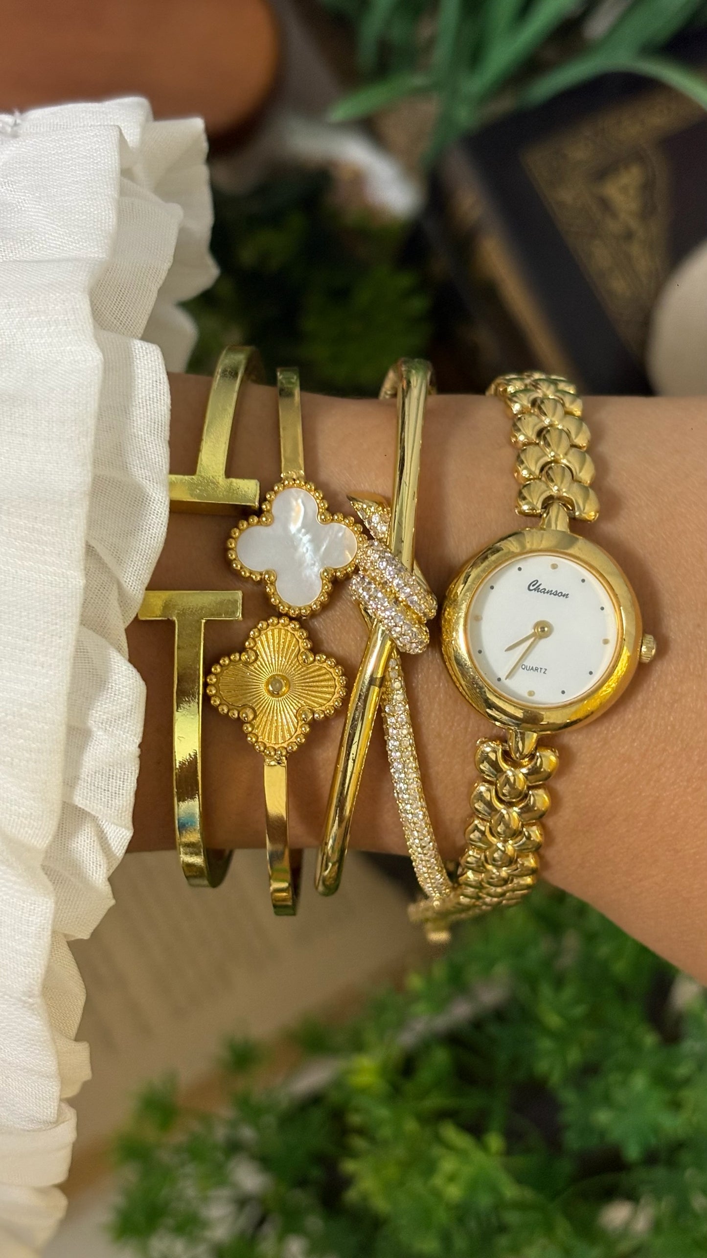 Vintage Chanson Round Watch with Teardrop Link Bracelet in Gold Tone Quartz