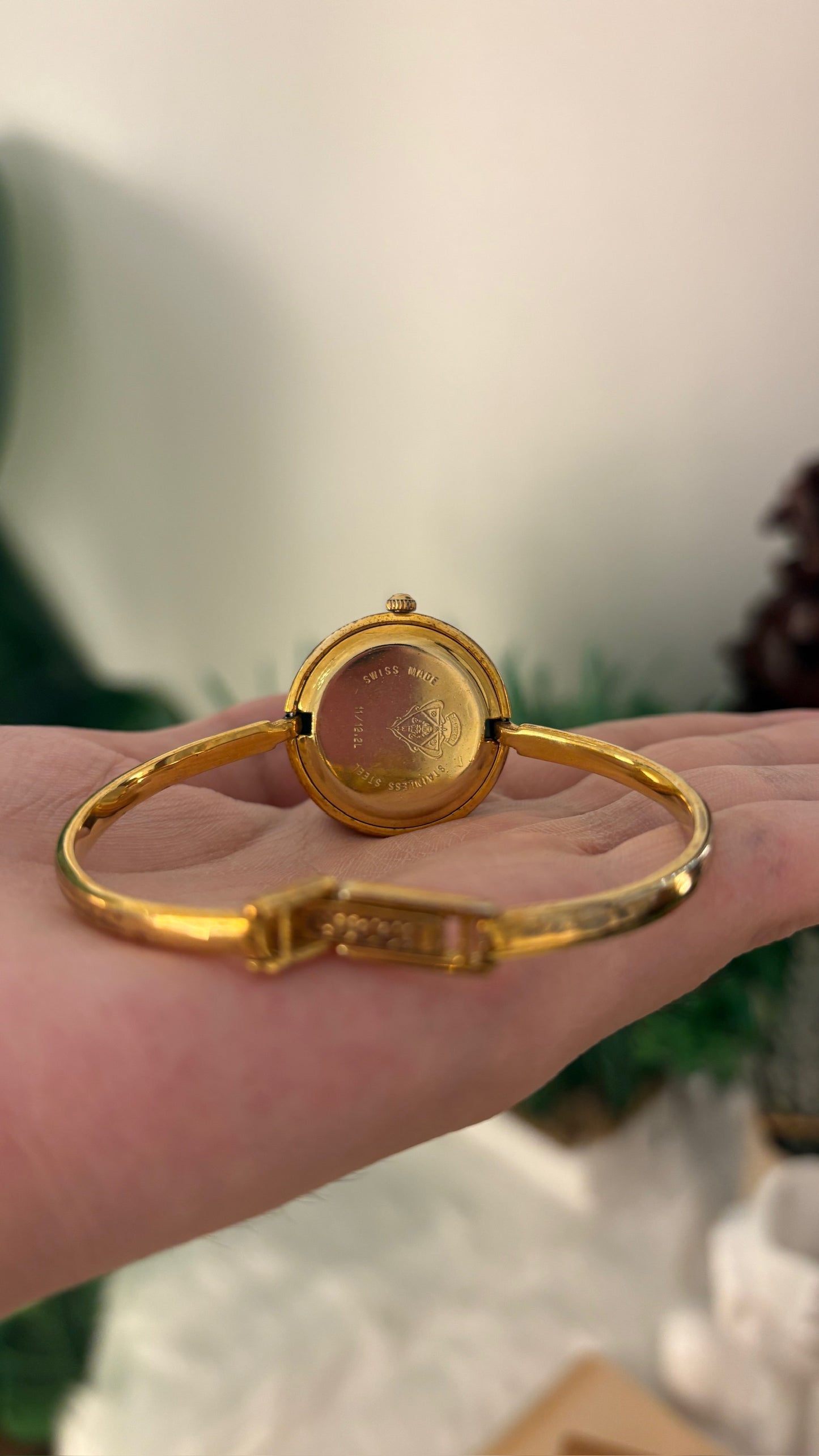 Rare Vintage Gucci Swiss Interchangeable Cherry Line Bezel Bangle Watch Set in Gold Tone Quartz