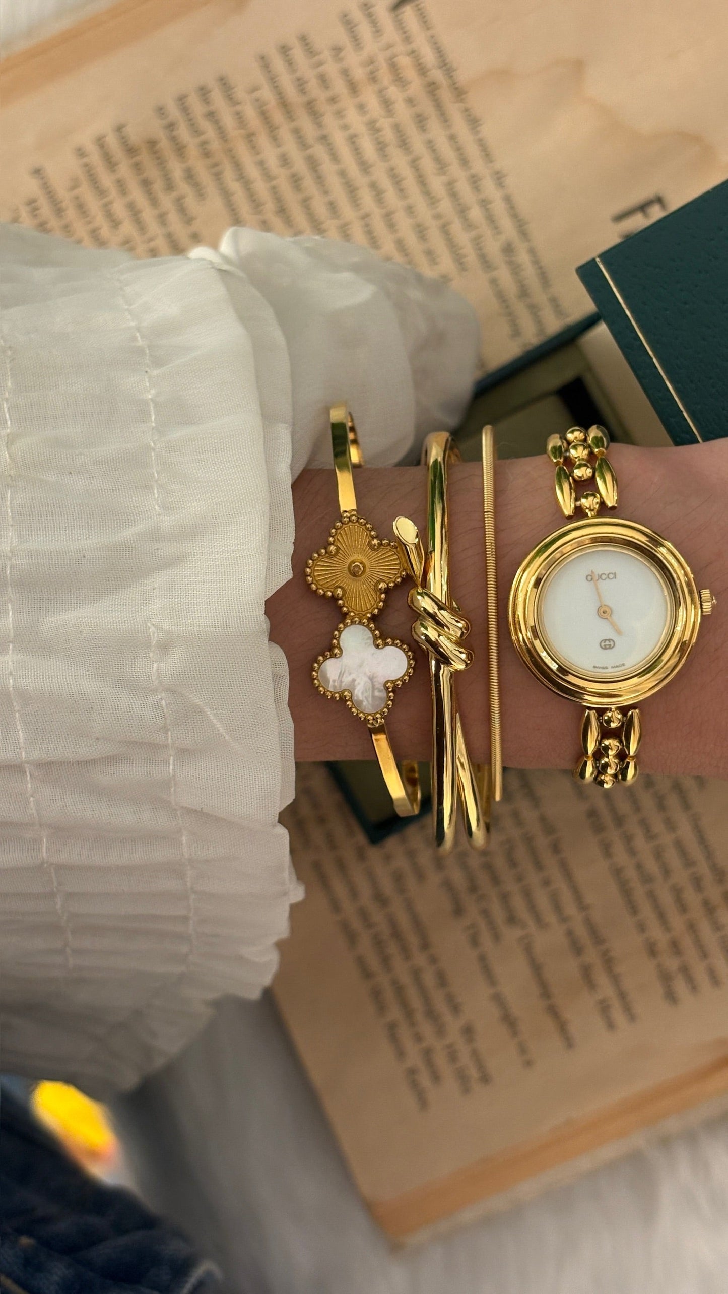 Rare Vintage Gucci Swiss Interchangeable Metal Bezel Rice Link Watch Set in Gold Tone Quartz