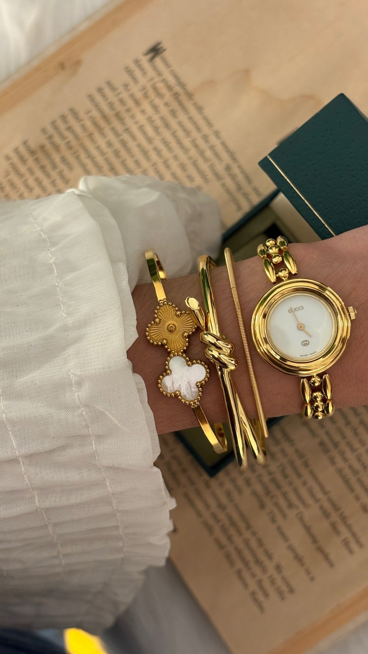 Rare Vintage Gucci Swiss Interchangeable Metal Bezel Rice Link Watch Set in Gold Tone Quartz