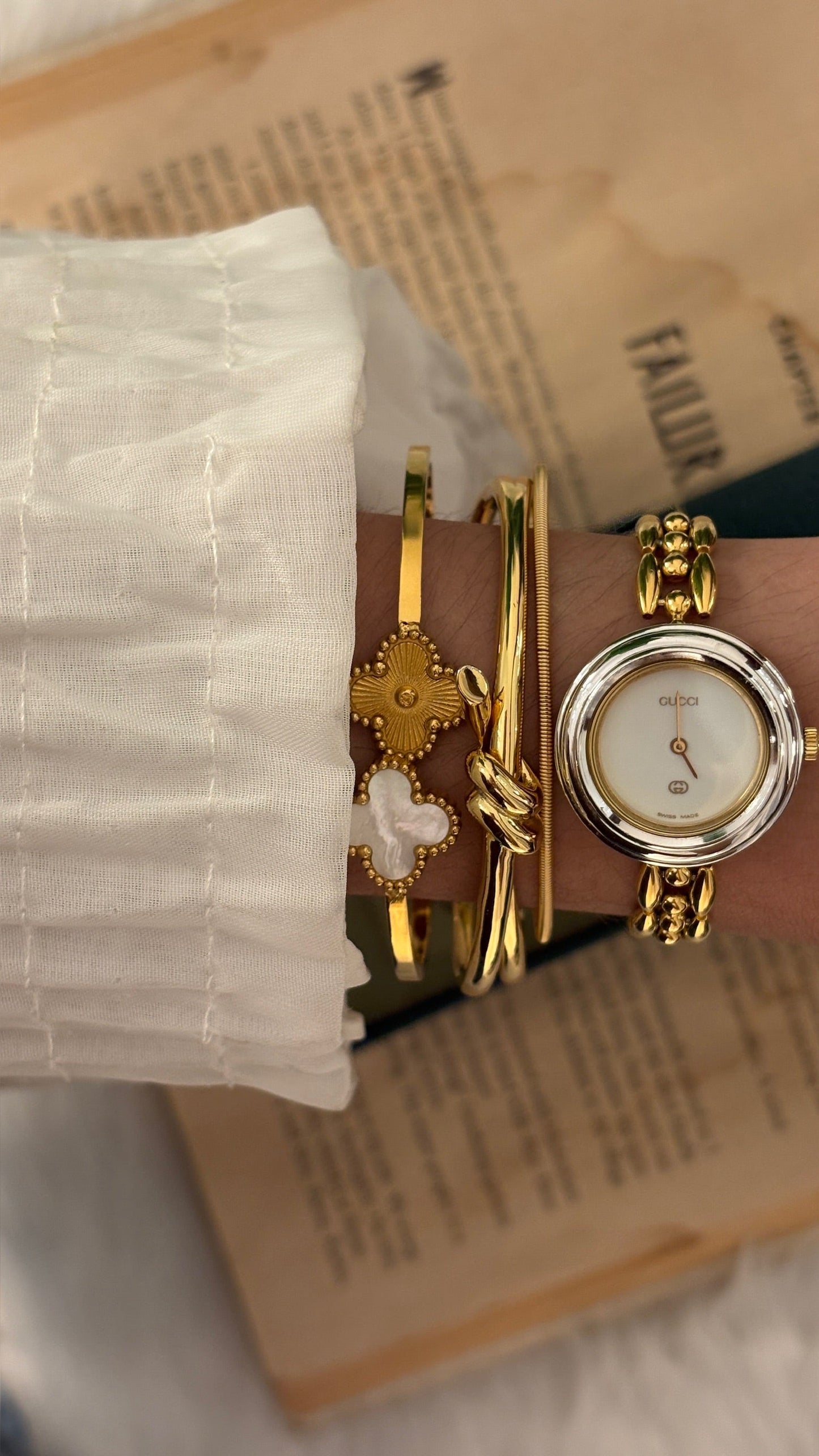 Rare Vintage Gucci Swiss Interchangeable Metal Bezel Rice Link Watch Set in Gold Tone Quartz