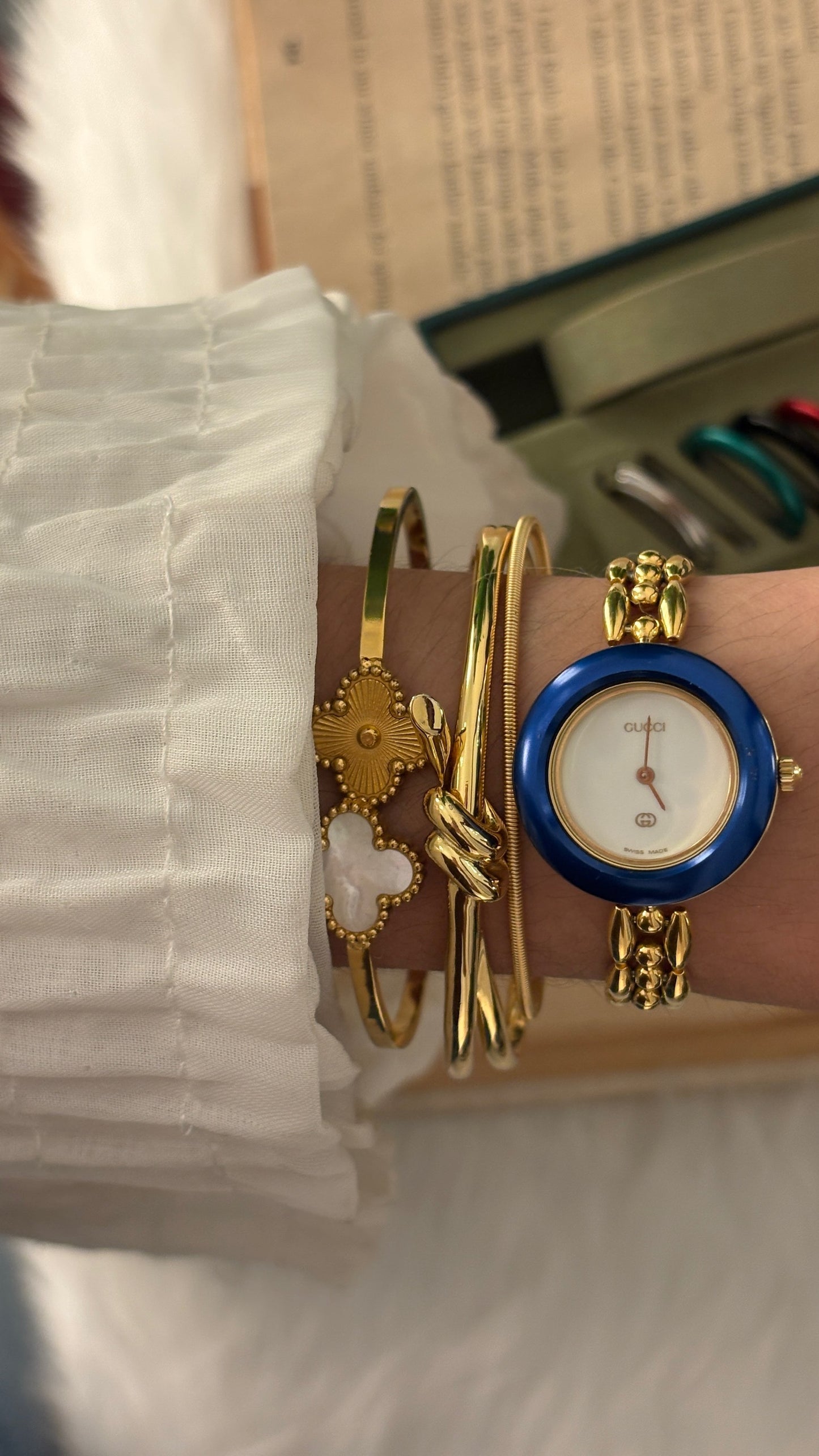 Rare Vintage Gucci Swiss Interchangeable Metal Bezel Rice Link Watch Set in Gold Tone Quartz