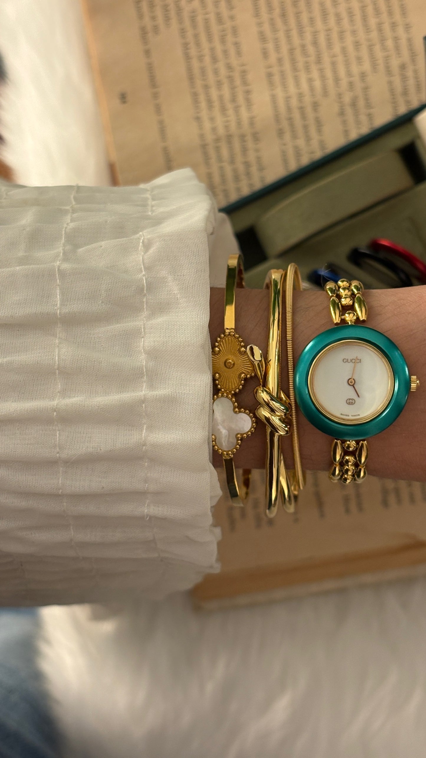 Rare Vintage Gucci Swiss Interchangeable Metal Bezel Rice Link Watch Set in Gold Tone Quartz