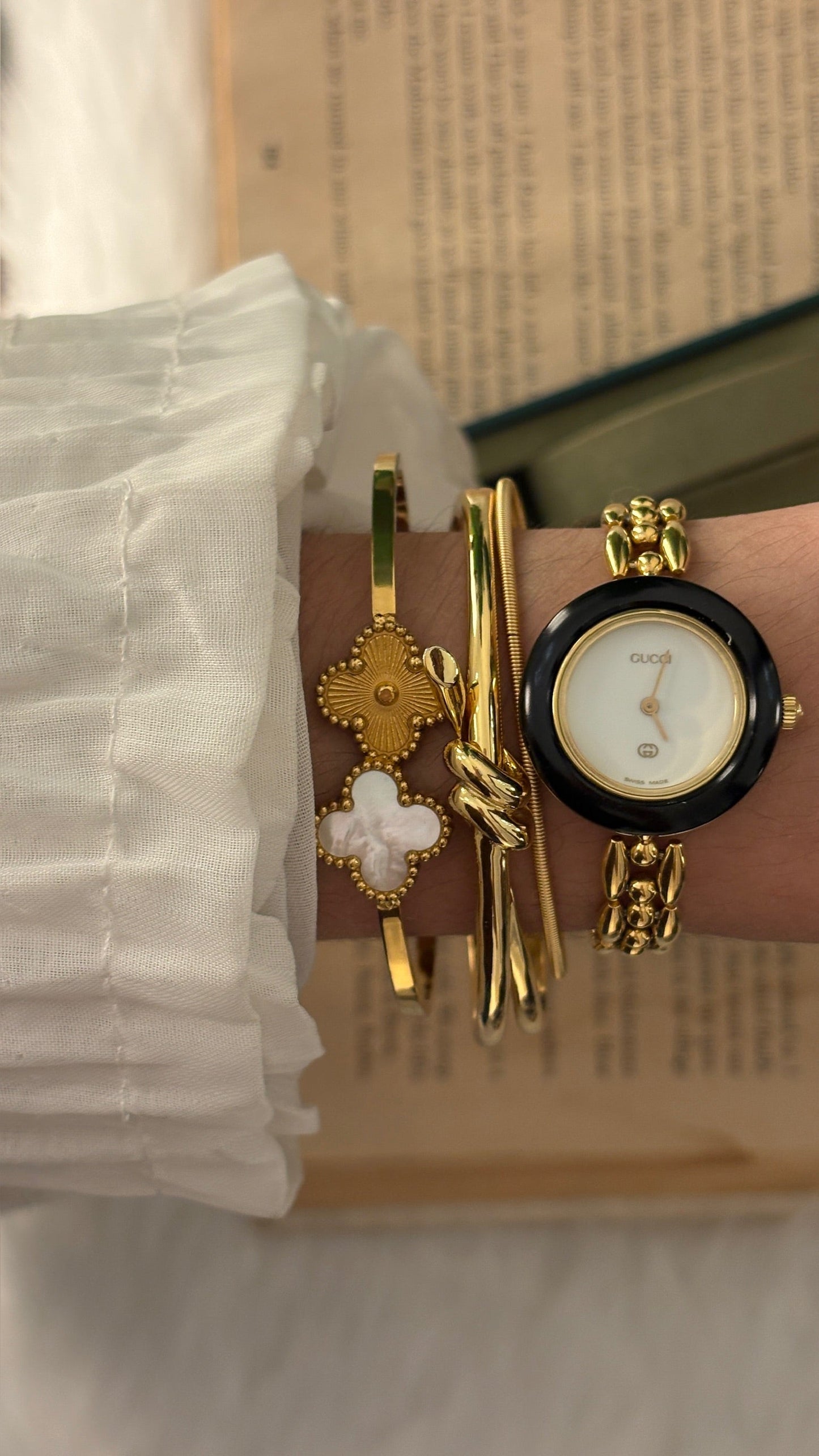 Rare Vintage Gucci Swiss Interchangeable Metal Bezel Rice Link Watch Set in Gold Tone Quartz