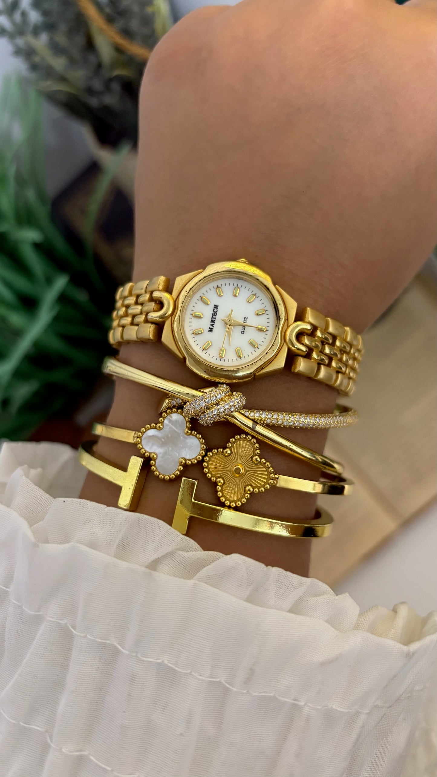 Vintage Martech Round Watch with Gold Tone Link Bracelet