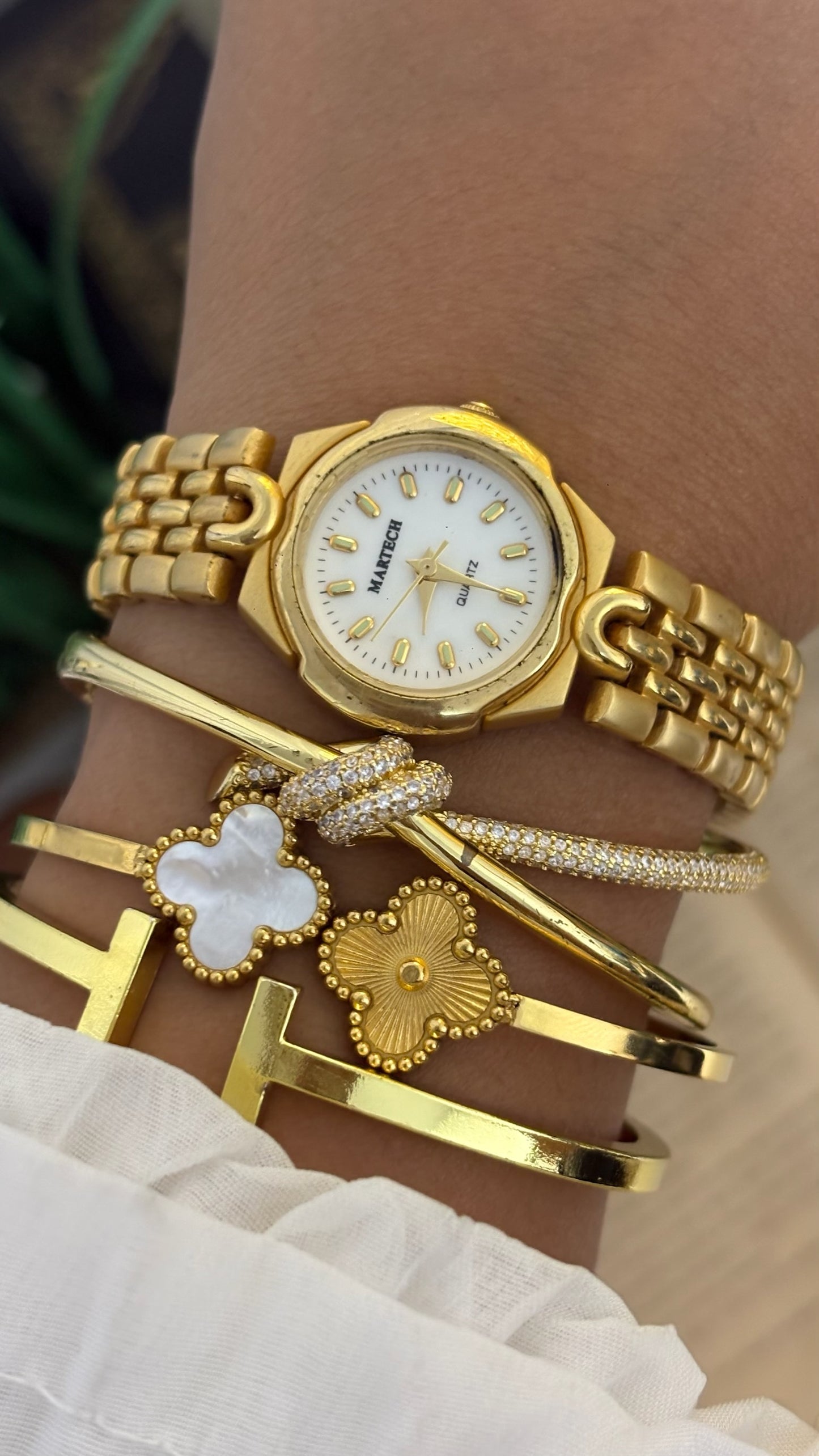 Vintage Martech Round Watch with Gold Tone Link Bracelet