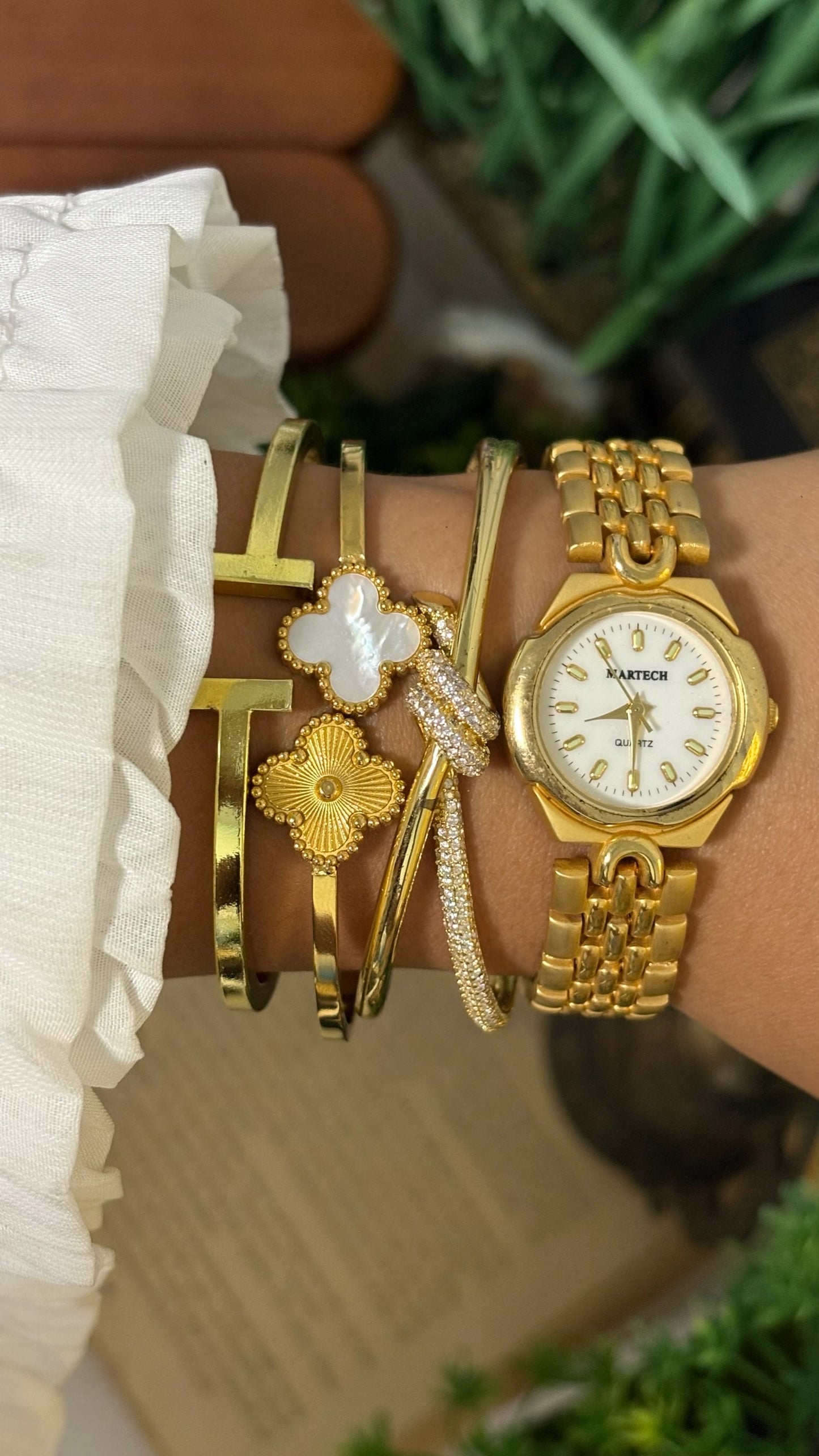 Vintage Martech Round Watch with Gold Tone Link Bracelet