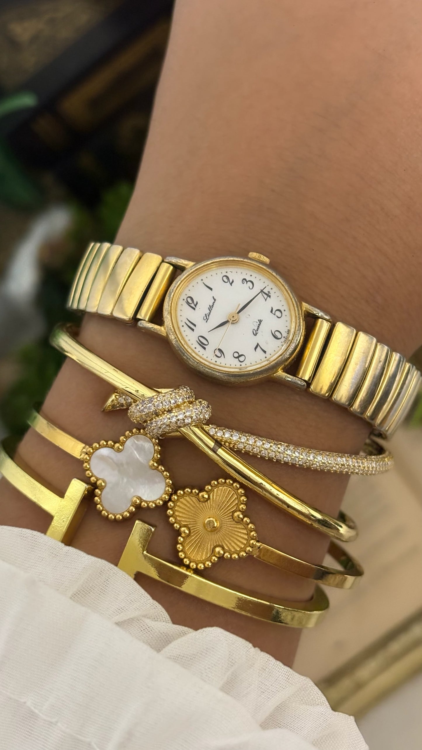 Vintage Orient Round Watch with Gold Tone Expansion Band