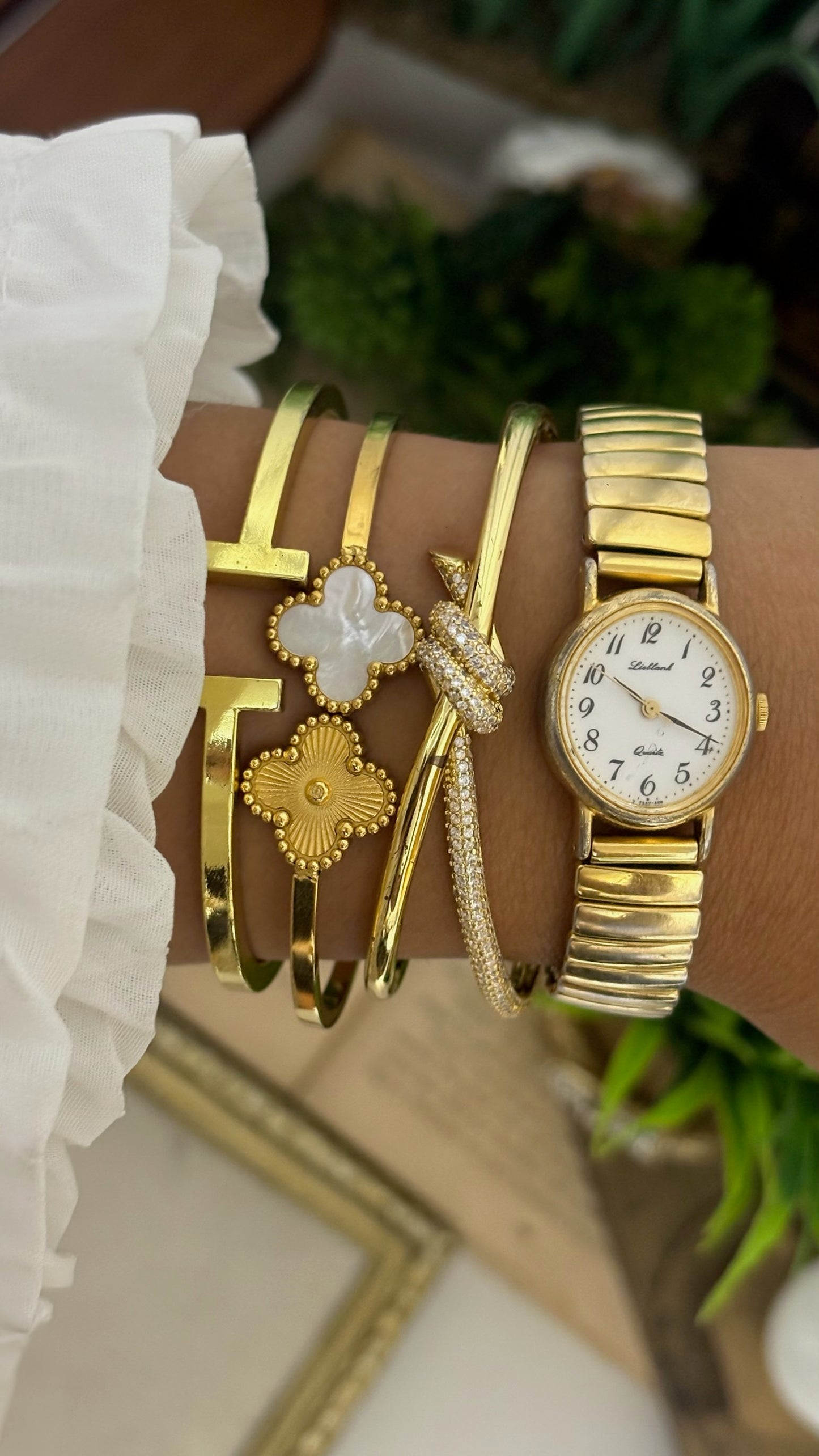 Vintage Orient Round Watch with Gold Tone Expansion Band