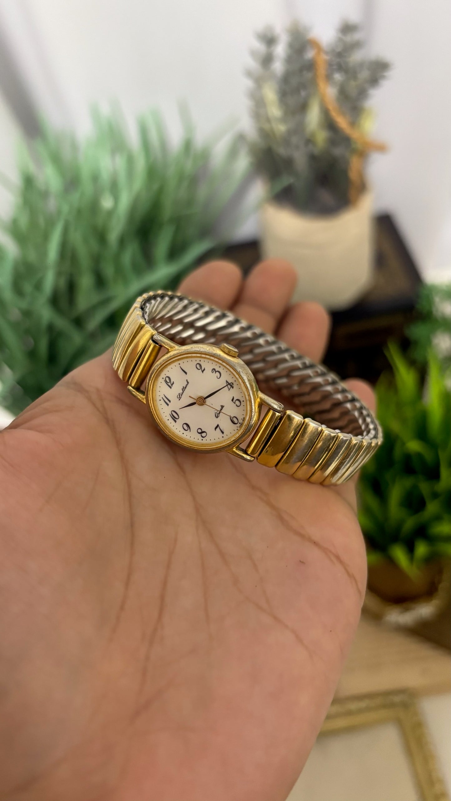 Vintage Orient Round Watch with Gold Tone Expansion Band