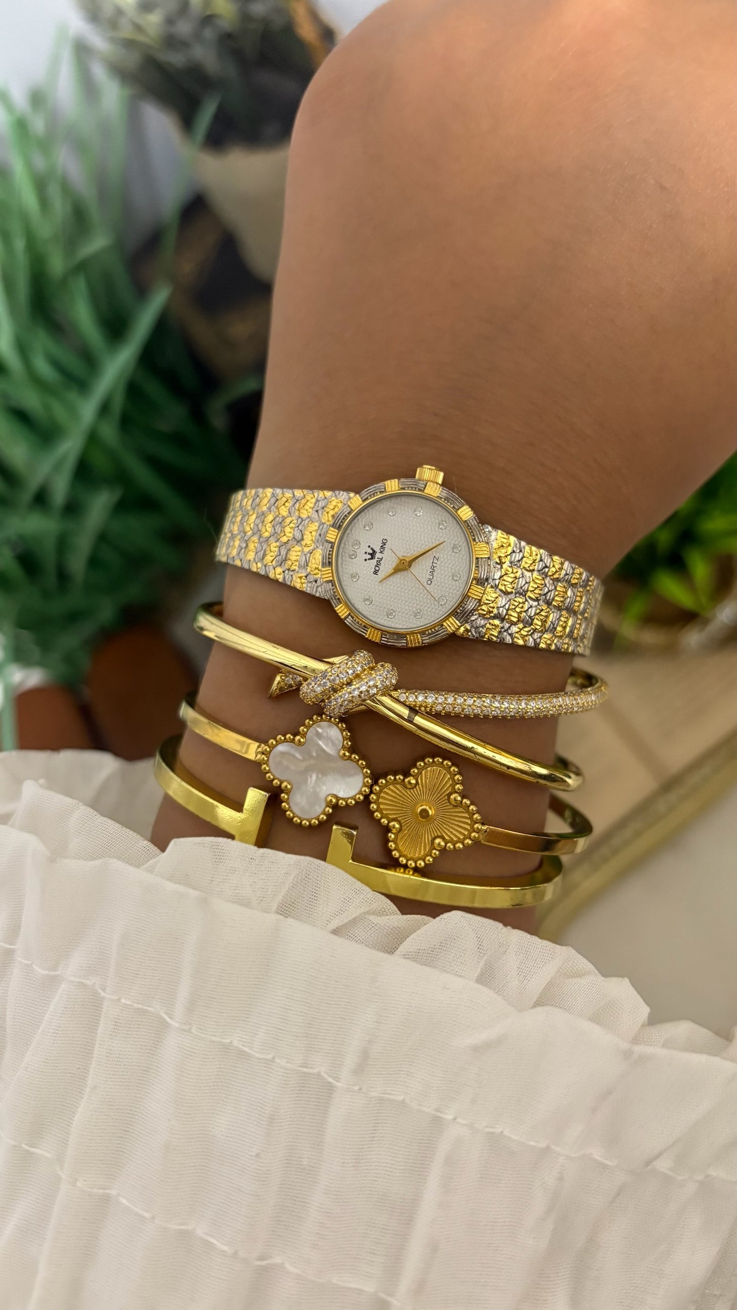 Vintage Royal King Round Watch with Two-Tone Textured Integrated Strap