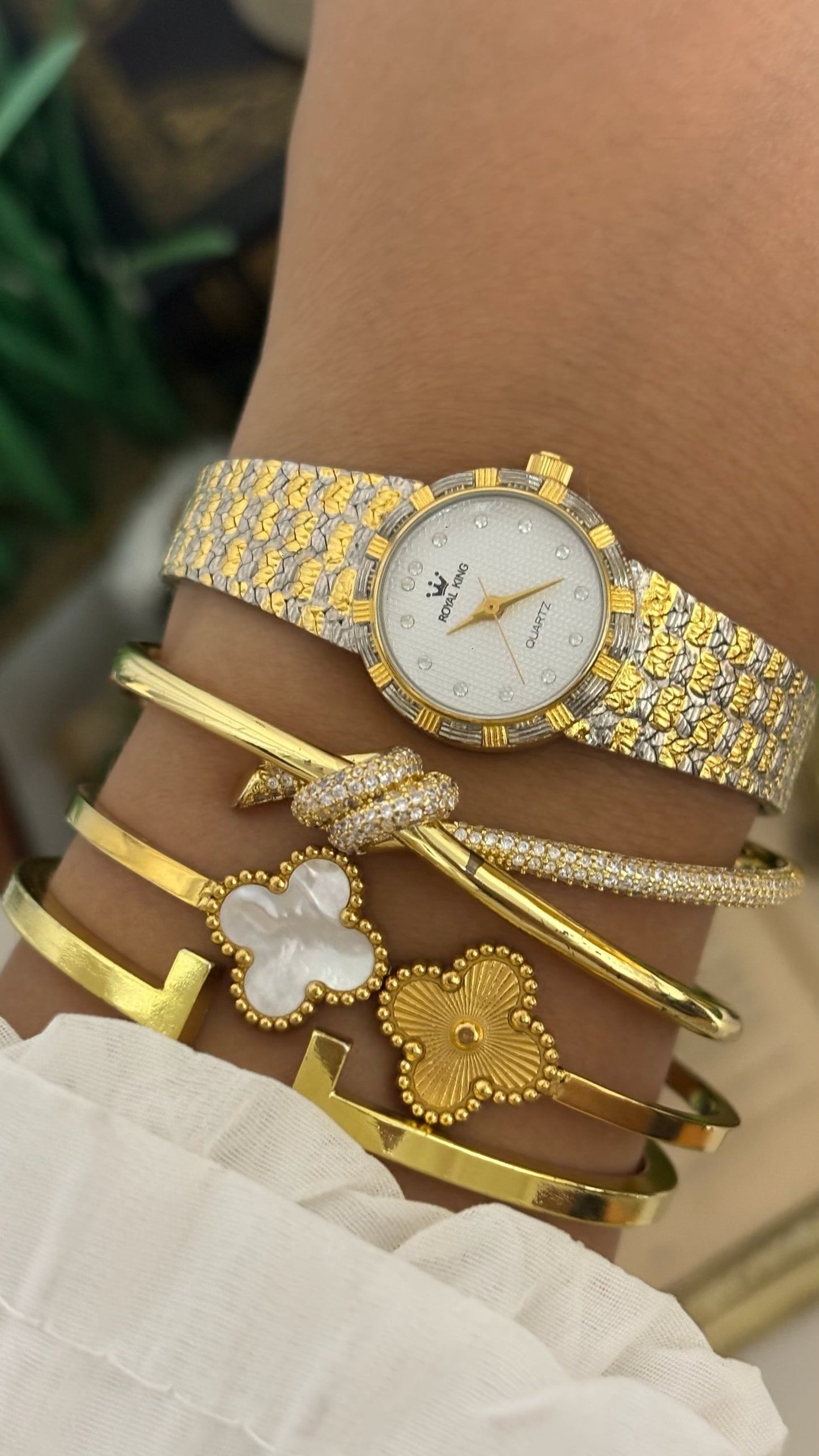 Vintage Royal King Round Watch with Two-Tone Textured Integrated Strap
