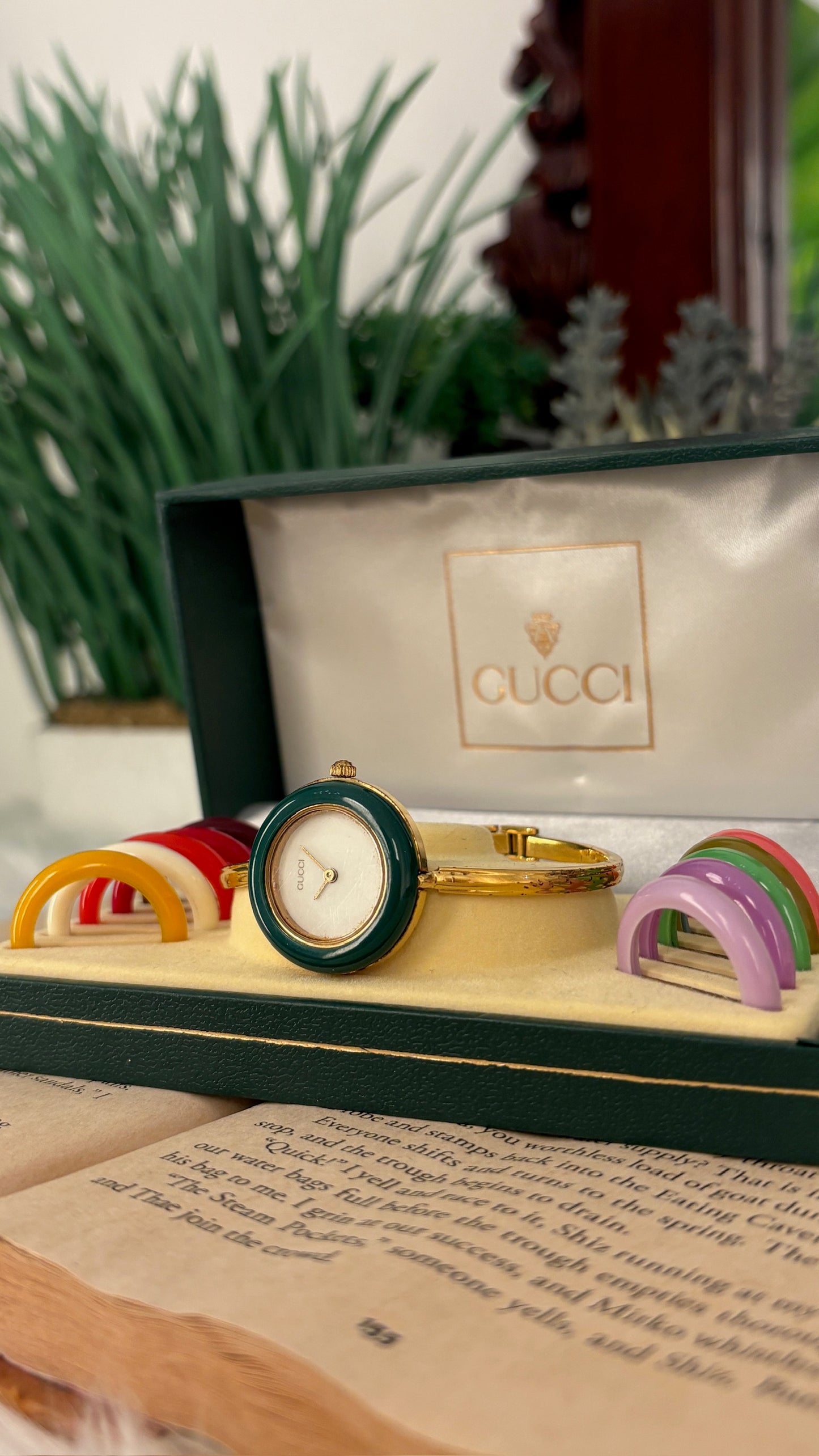 Rare Vintage Gucci Swiss Interchangeable Bezel Bangle Watch in Gold Tone Quartz
