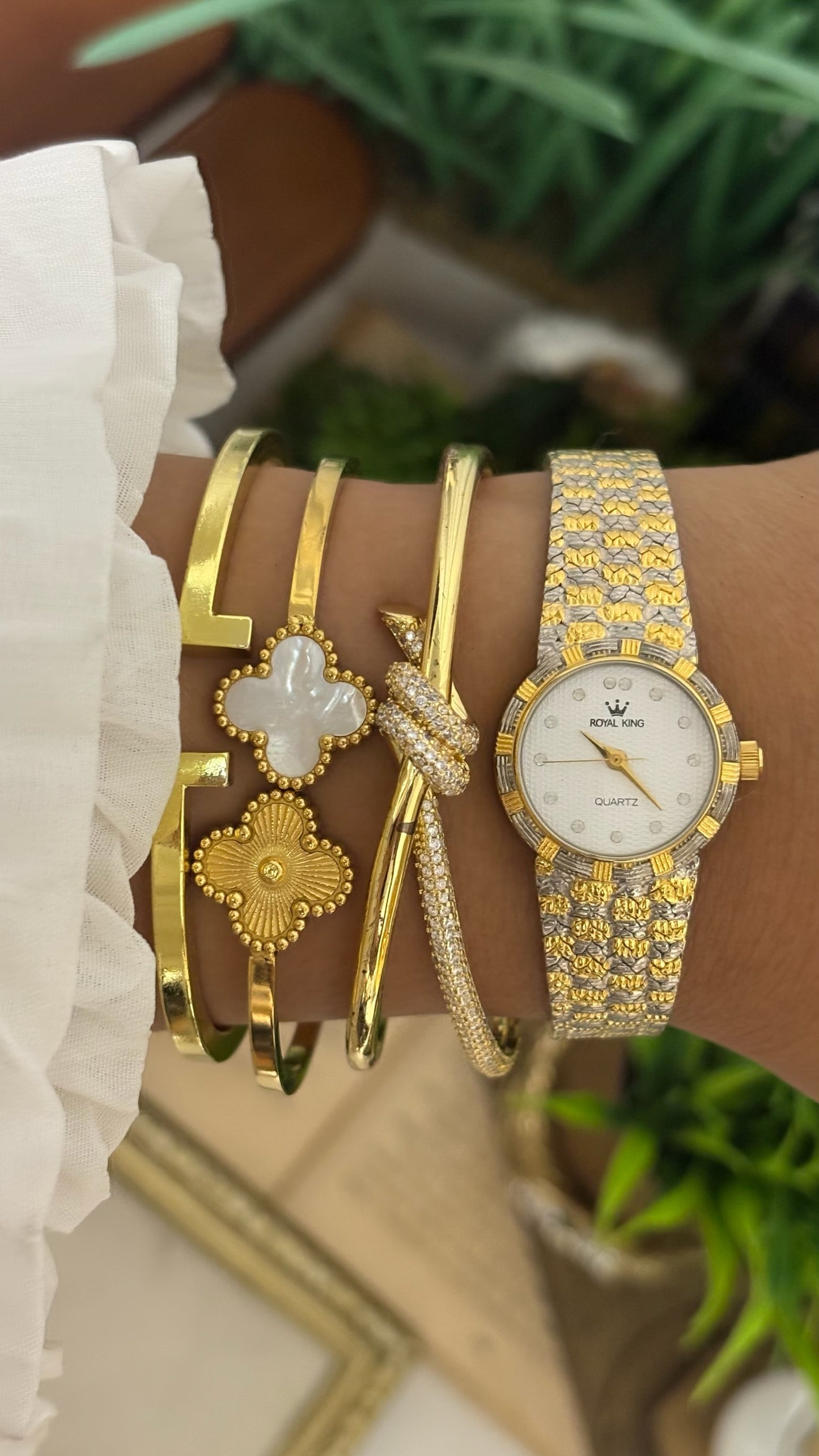 Vintage Royal King Round Watch with Two-Tone Textured Integrated Strap