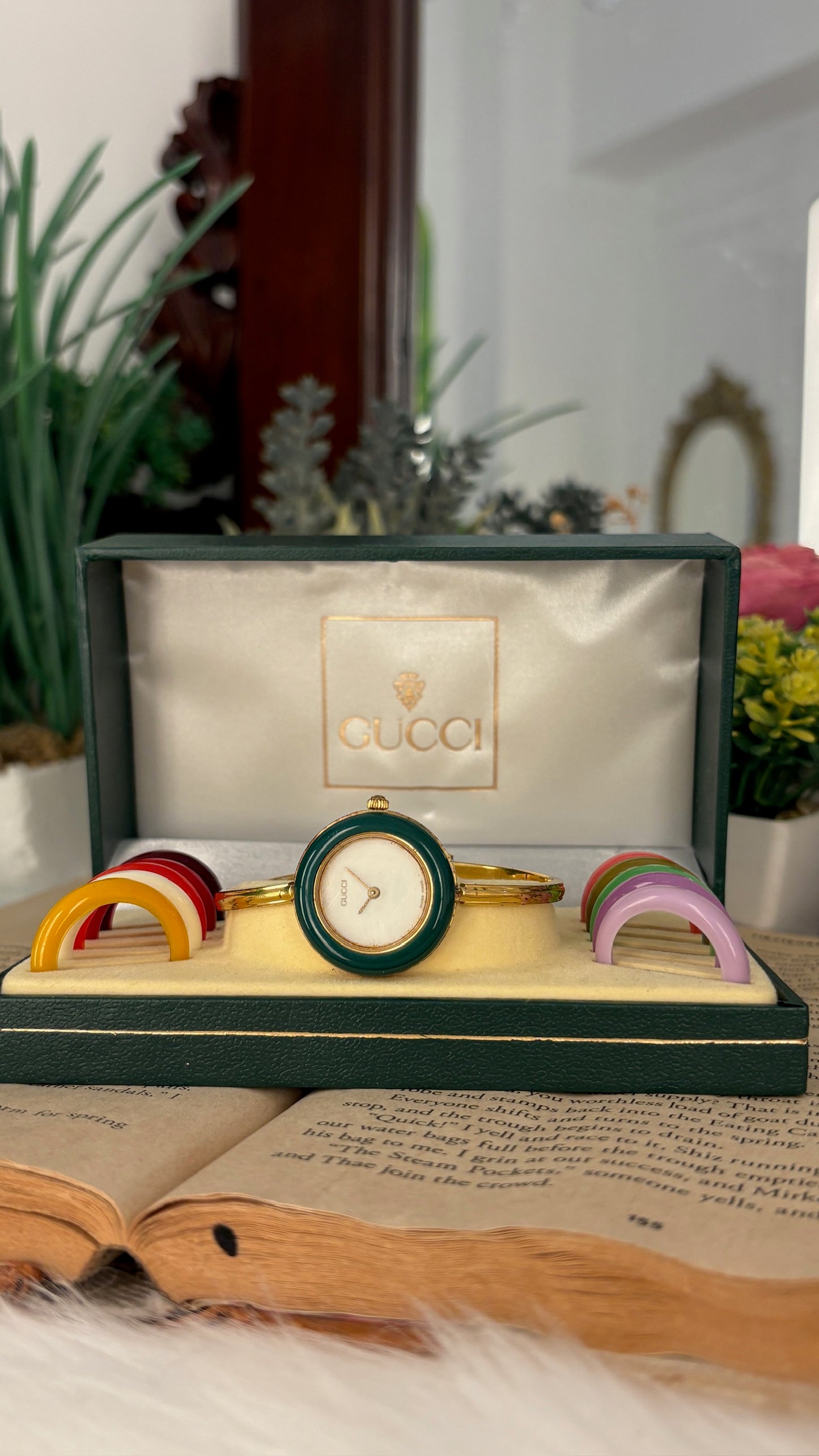 Rare Vintage Gucci Swiss Interchangeable Bezel Bangle Watch in Gold Tone Quartz