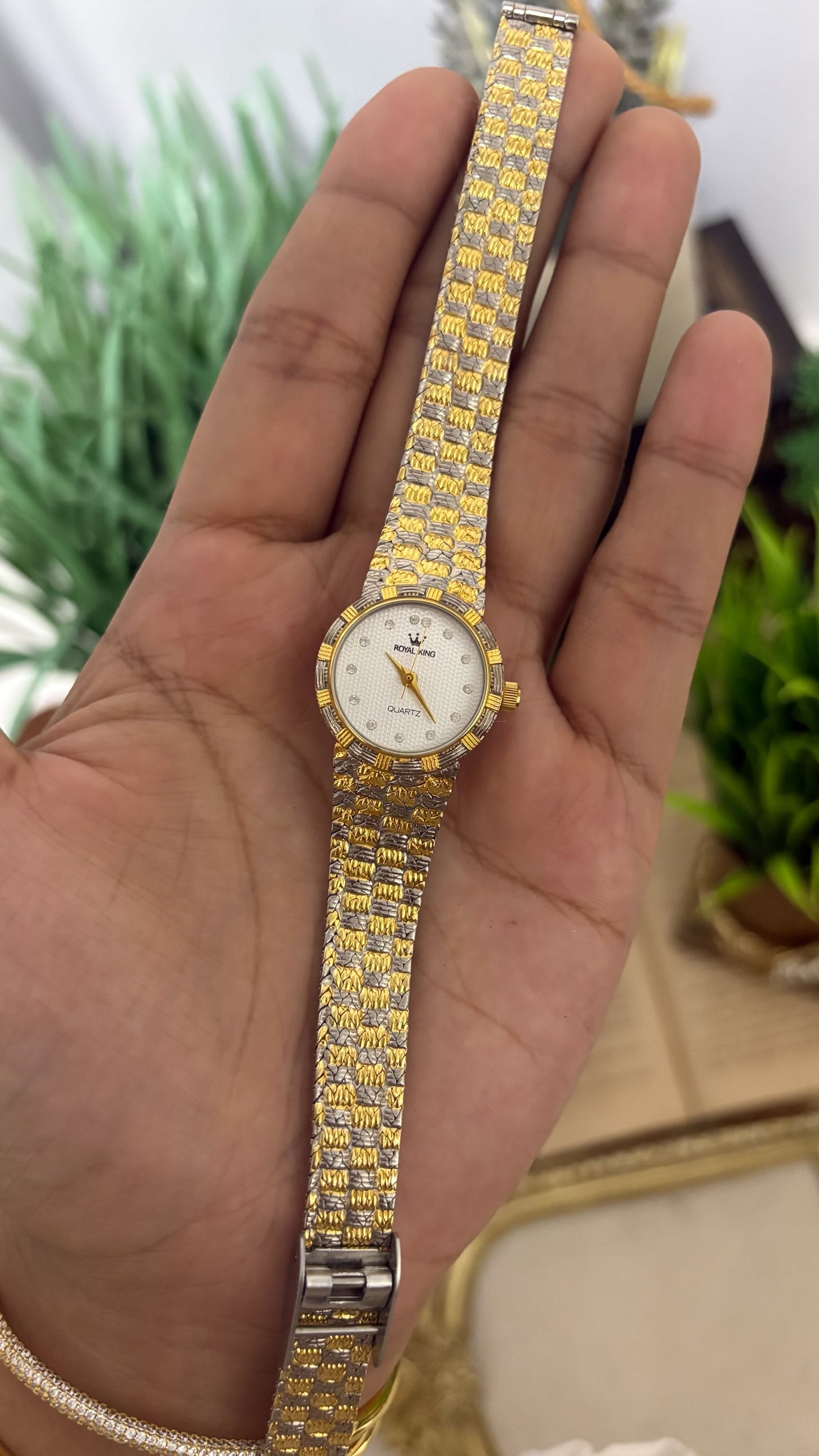 Vintage Royal King Round Watch with Two-Tone Textured Integrated Strap