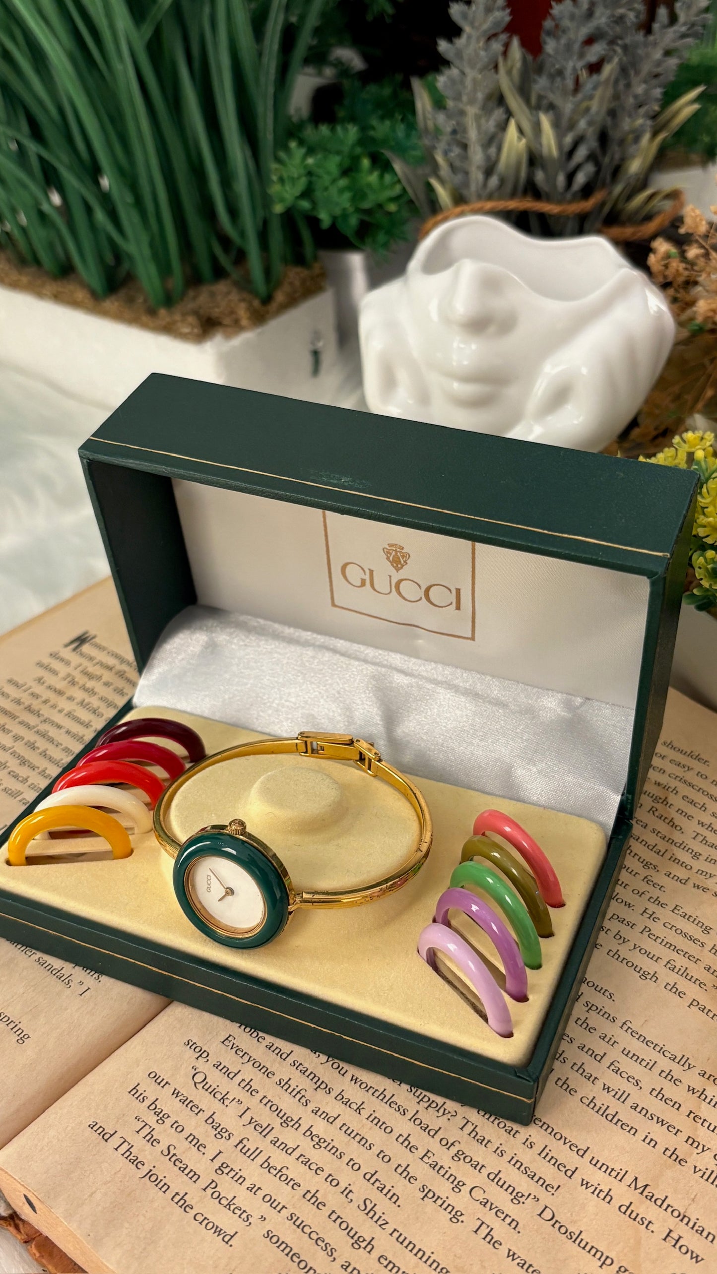 Rare Vintage Gucci Swiss Interchangeable Bezel Bangle Watch in Gold Tone Quartz