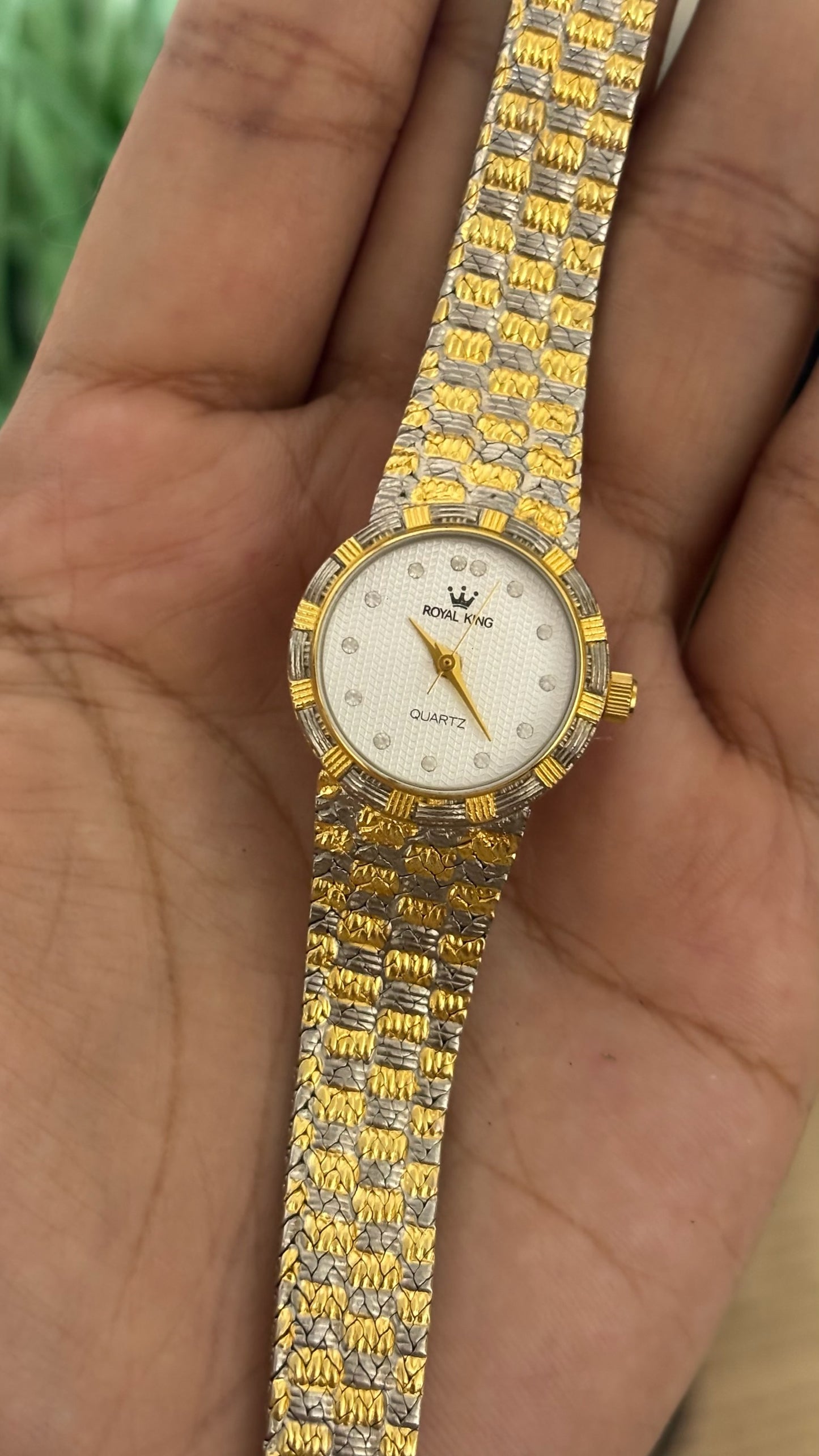 Vintage Royal King Round Watch with Two-Tone Textured Integrated Strap