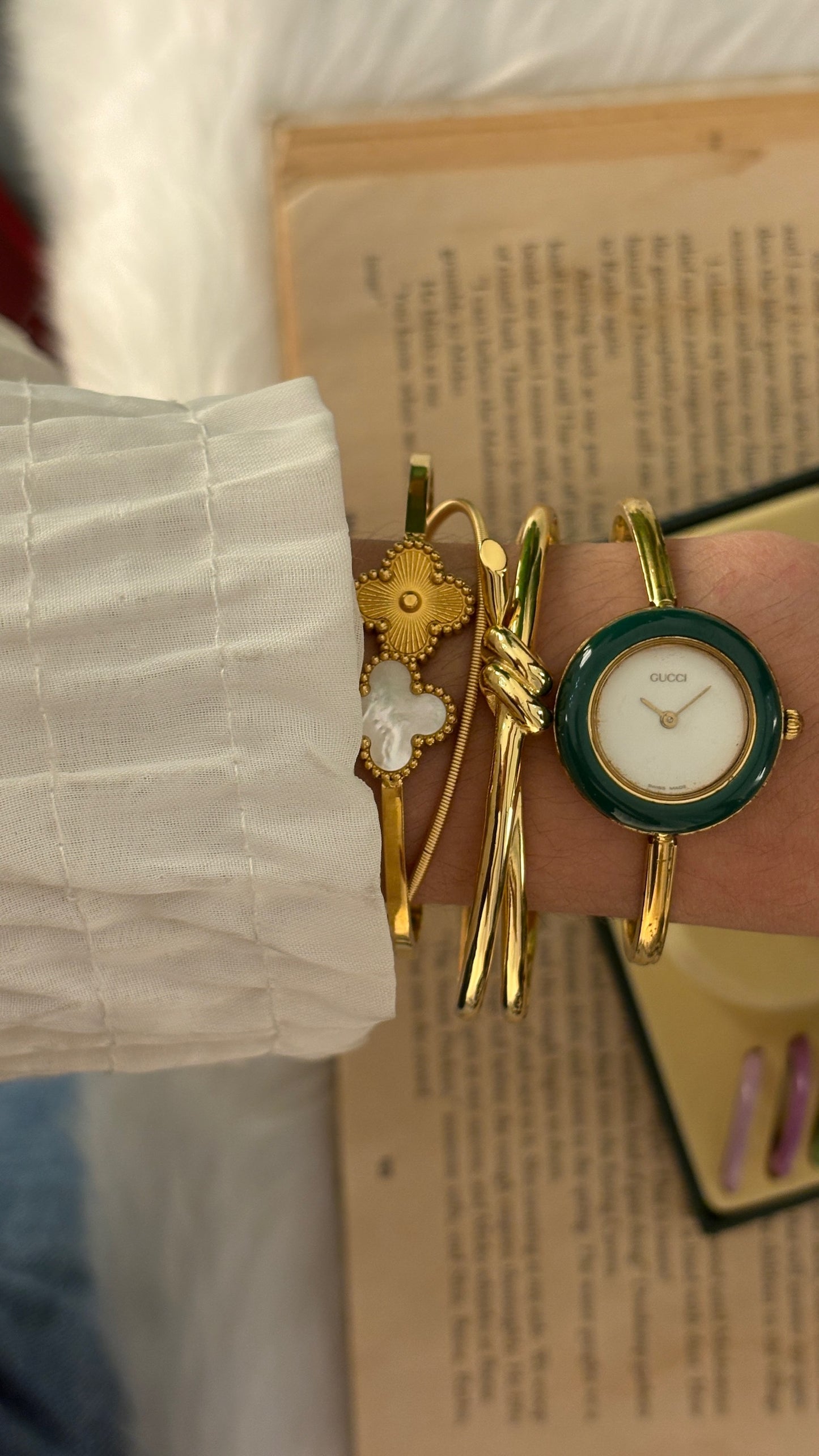 Rare Vintage Gucci Swiss Interchangeable Bezel Bangle Watch in Gold Tone Quartz