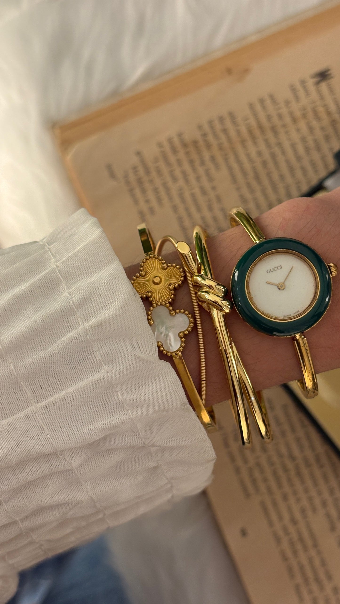 Rare Vintage Gucci Swiss Interchangeable Bezel Bangle Watch in Gold Tone Quartz