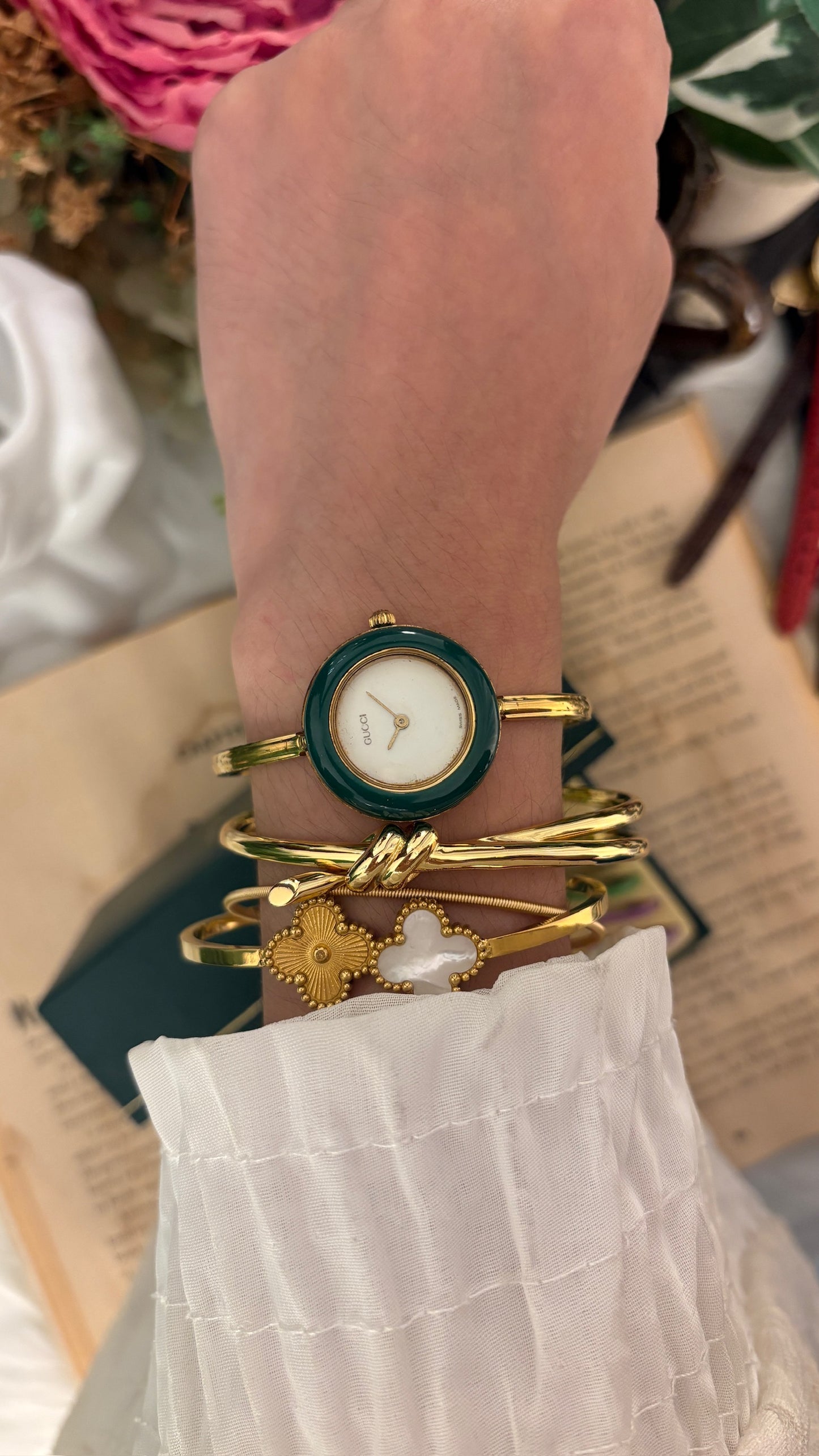 Rare Vintage Gucci Swiss Interchangeable Bezel Bangle Watch in Gold Tone Quartz