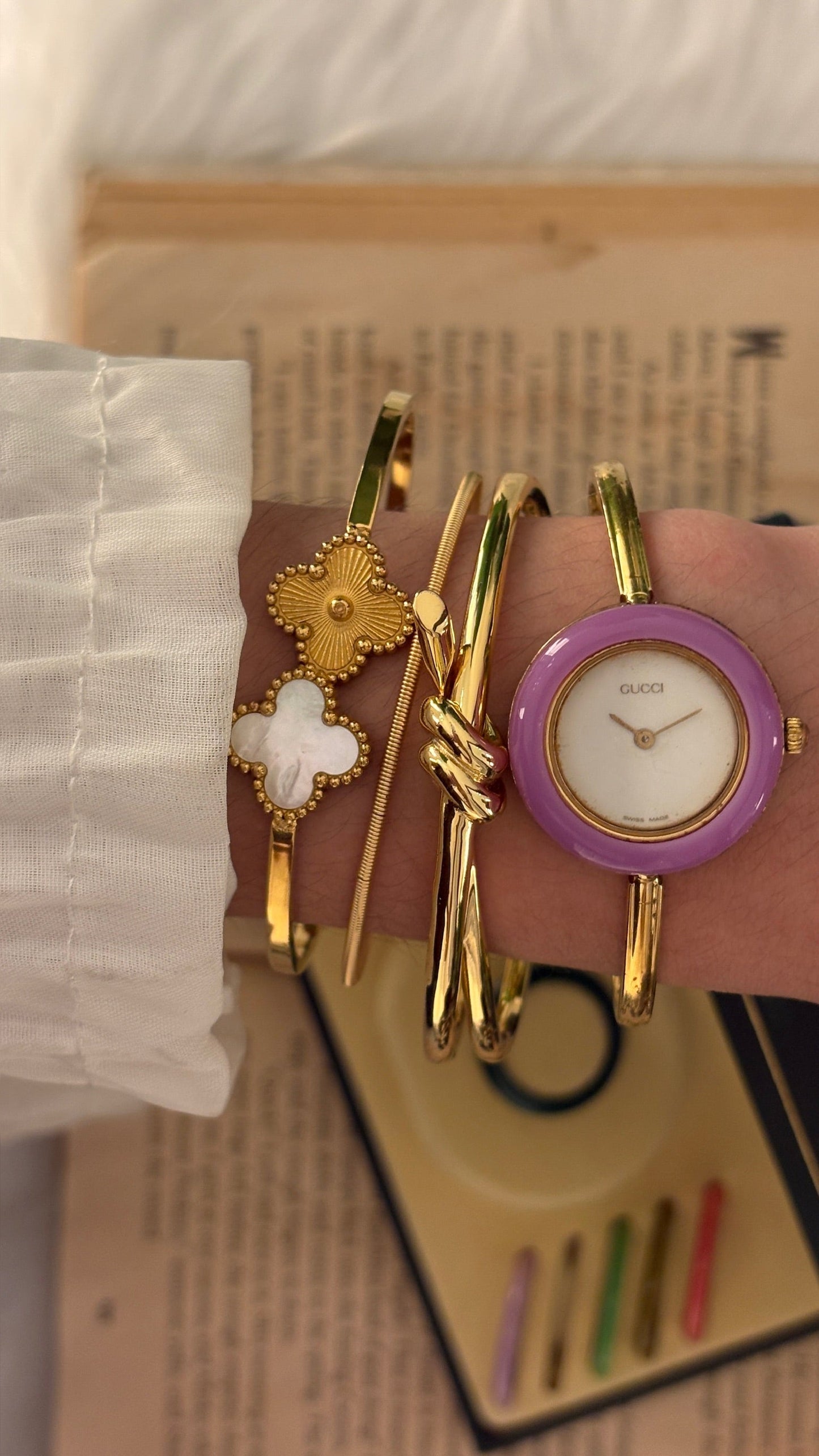 Rare Vintage Gucci Swiss Interchangeable Bezel Bangle Watch in Gold Tone Quartz
