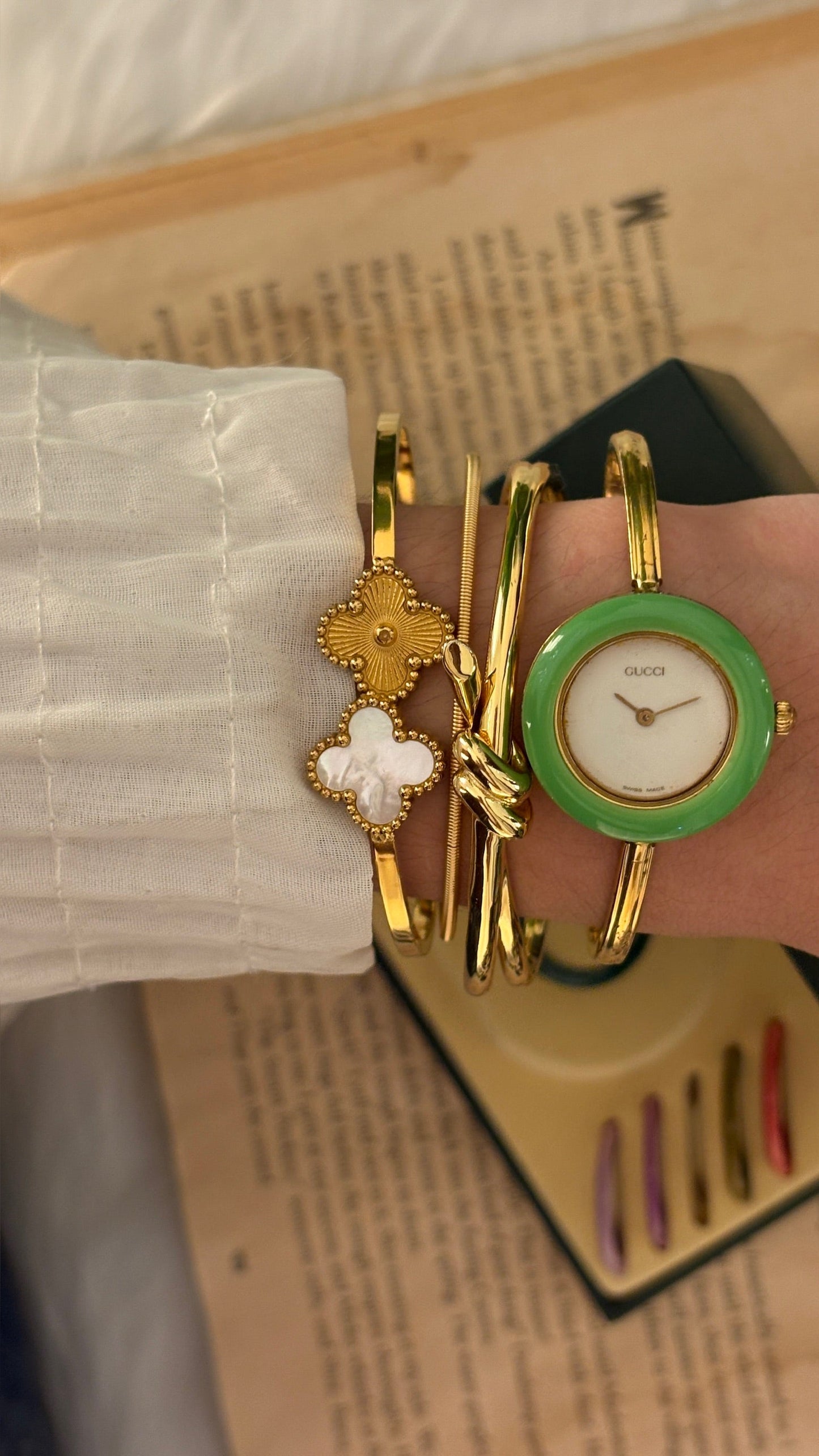 Rare Vintage Gucci Swiss Interchangeable Bezel Bangle Watch in Gold Tone Quartz