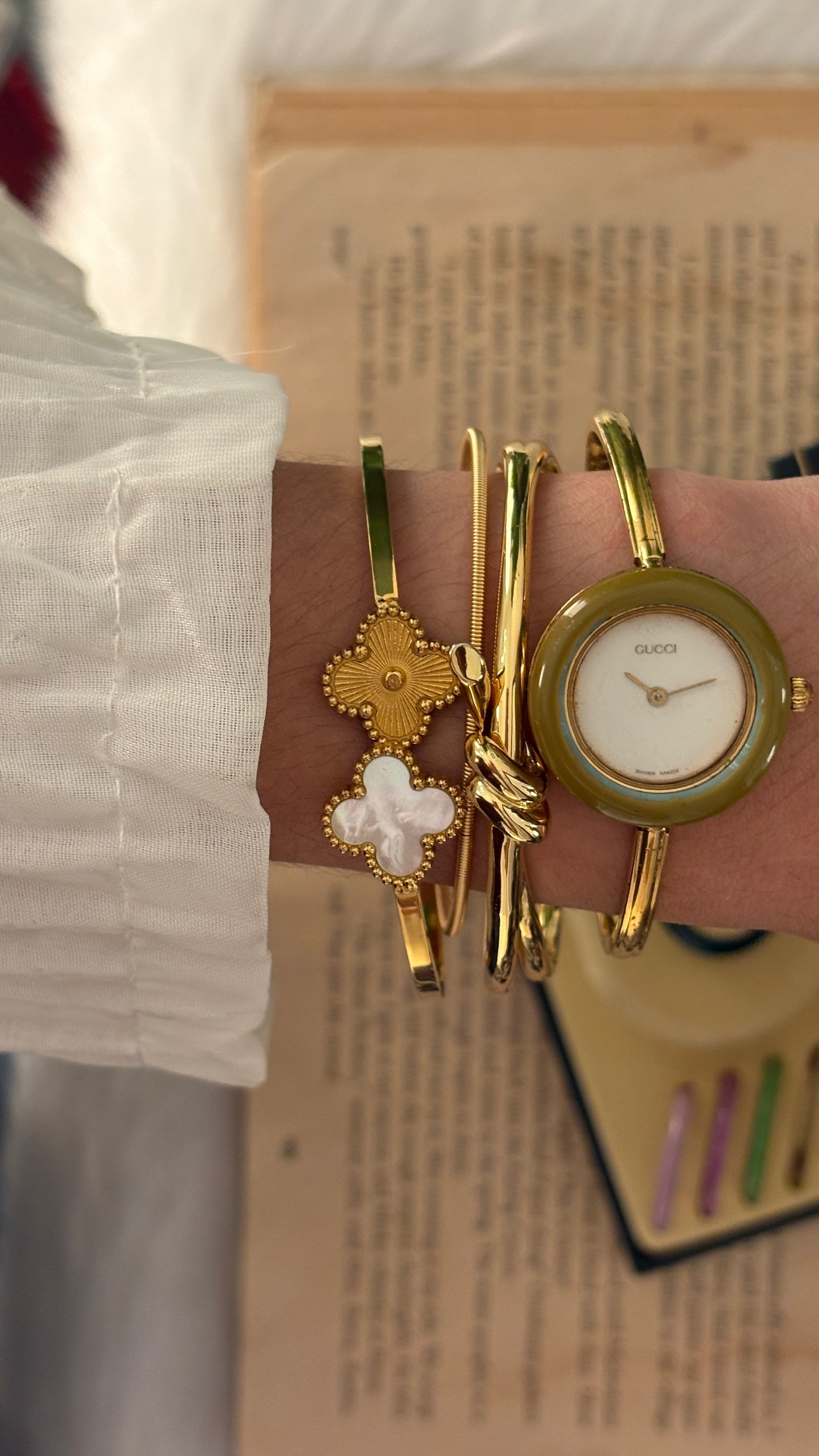 Rare Vintage Gucci Swiss Interchangeable Bezel Bangle Watch in Gold Tone Quartz
