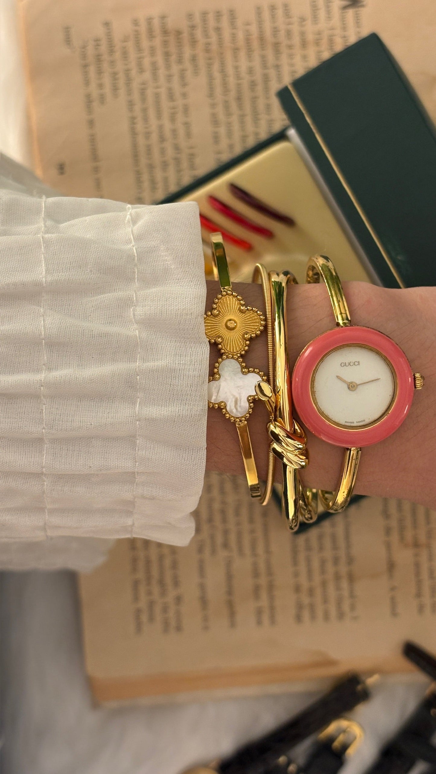 Rare Vintage Gucci Swiss Interchangeable Bezel Bangle Watch in Gold Tone Quartz