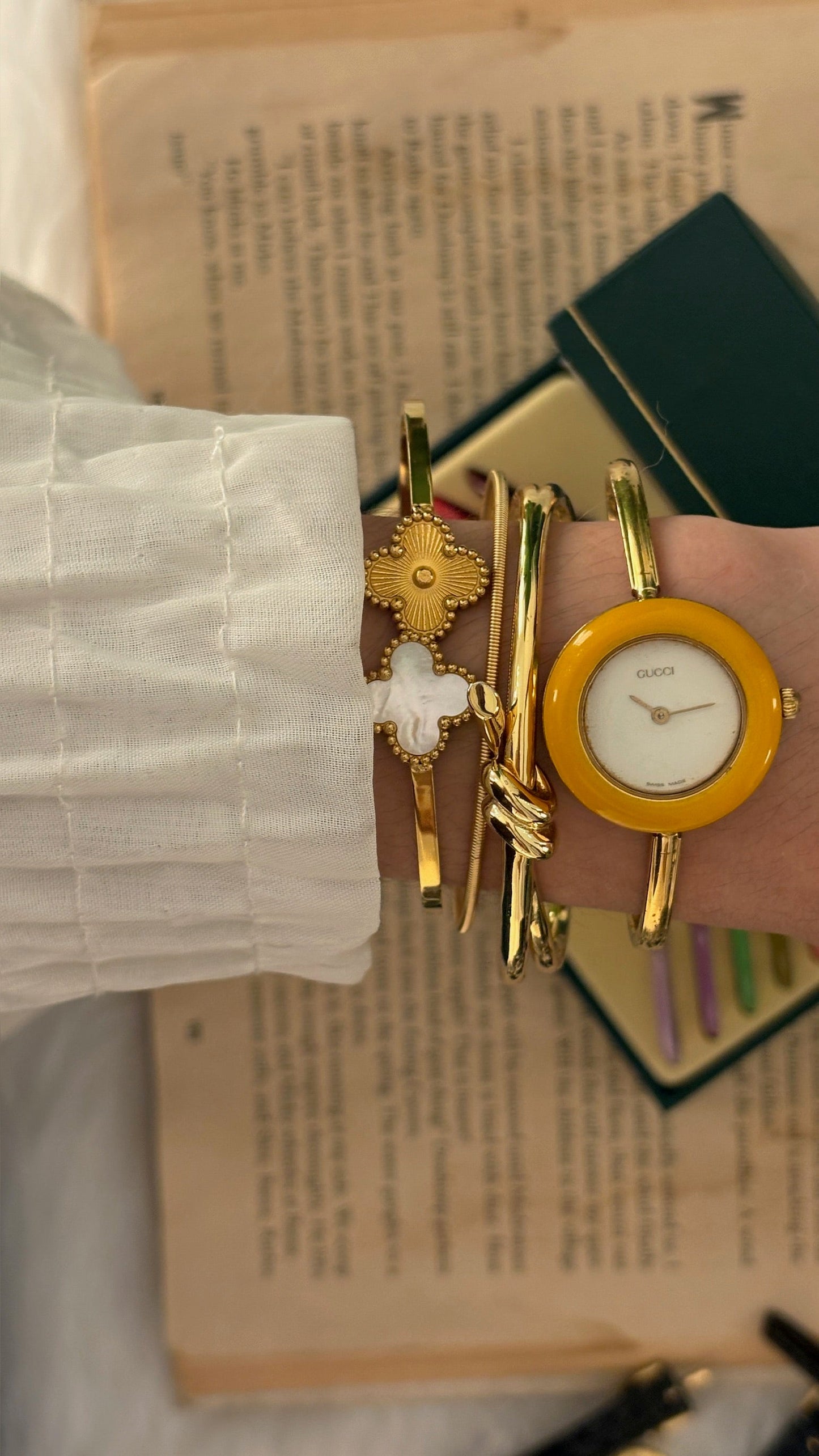 Rare Vintage Gucci Swiss Interchangeable Bezel Bangle Watch in Gold Tone Quartz