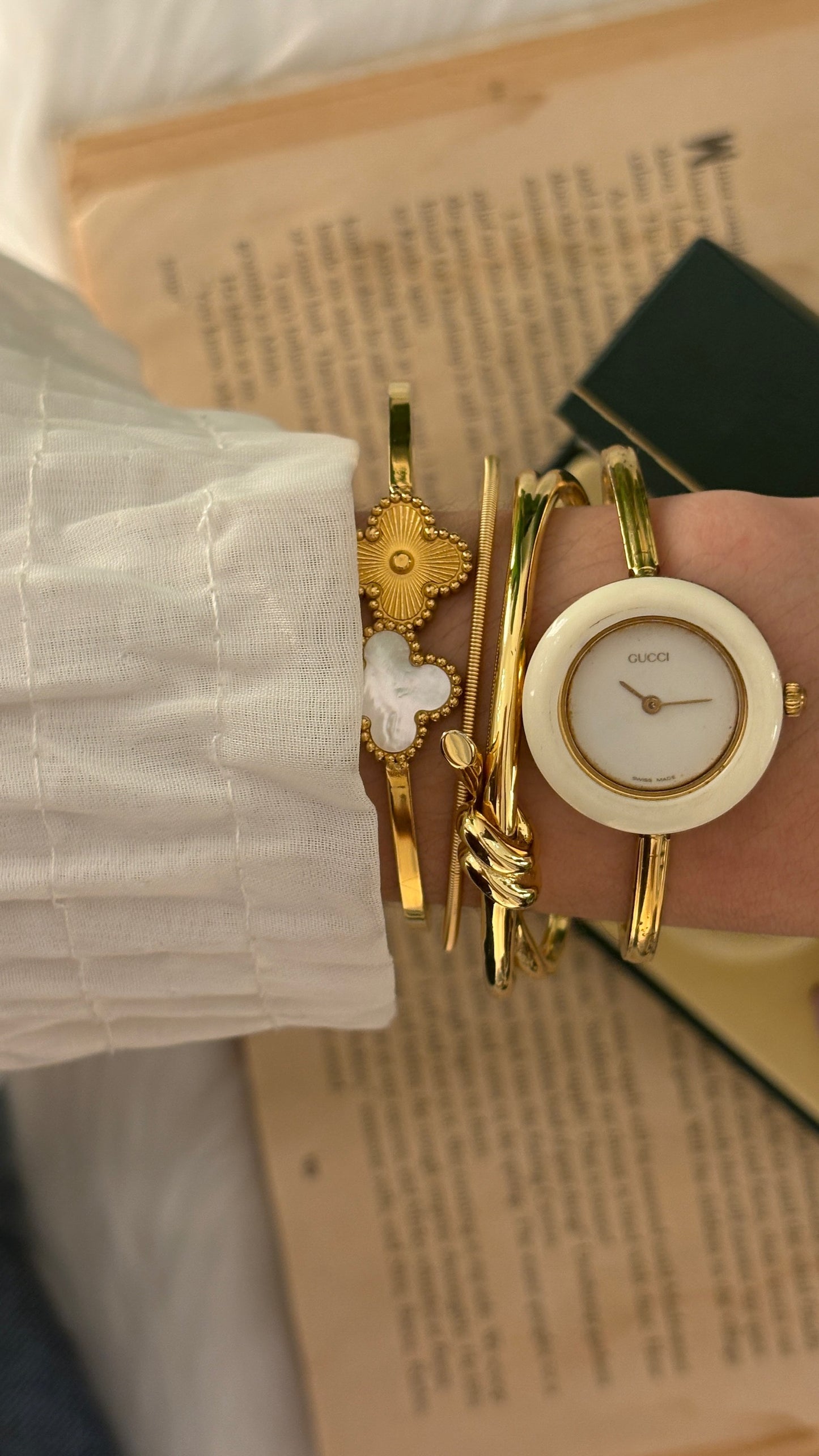 Rare Vintage Gucci Swiss Interchangeable Bezel Bangle Watch in Gold Tone Quartz