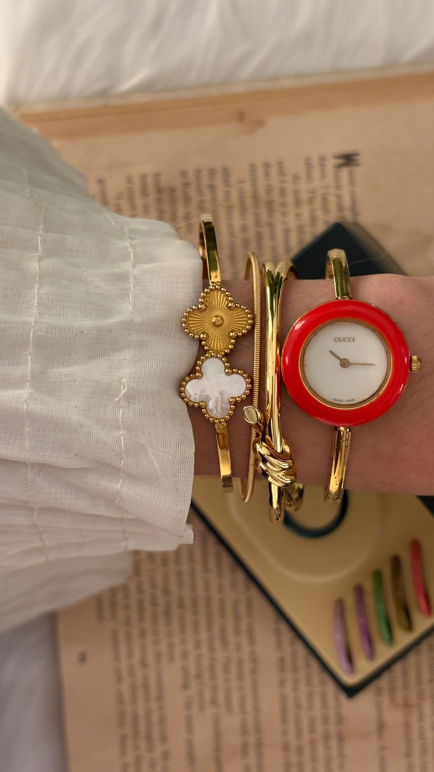Rare Vintage Gucci Swiss Interchangeable Bezel Bangle Watch in Gold Tone Quartz