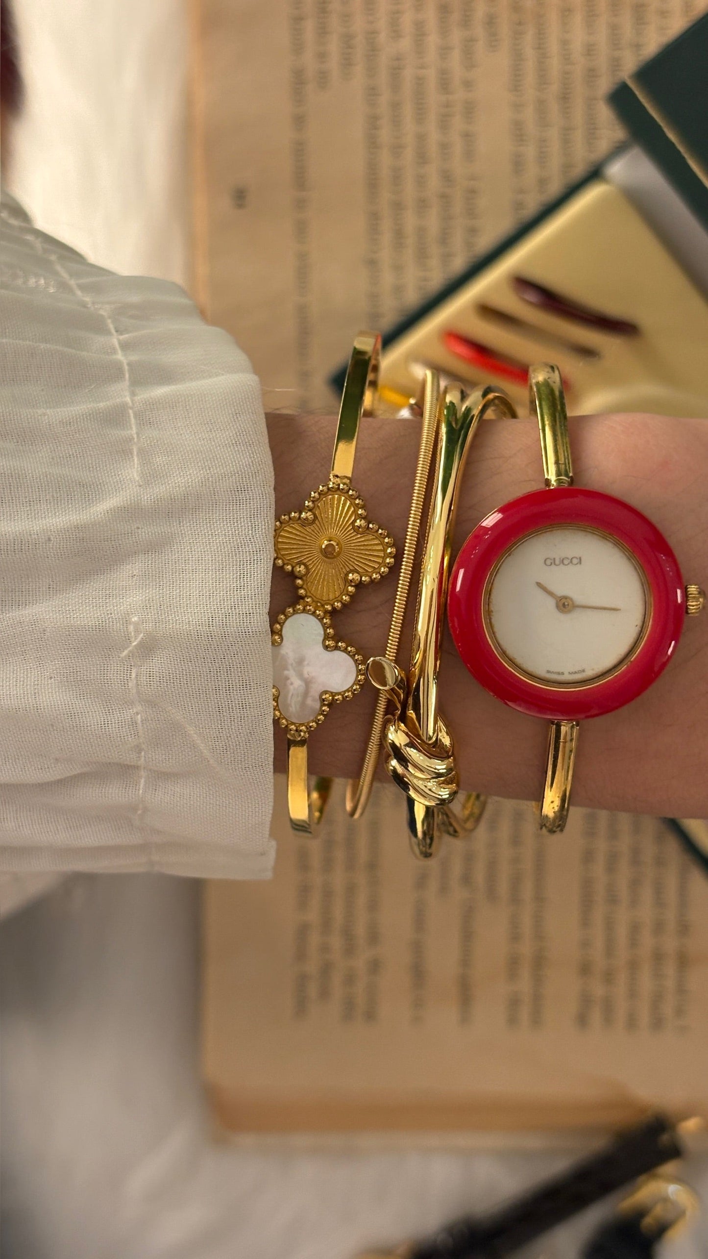 Rare Vintage Gucci Swiss Interchangeable Bezel Bangle Watch in Gold Tone Quartz
