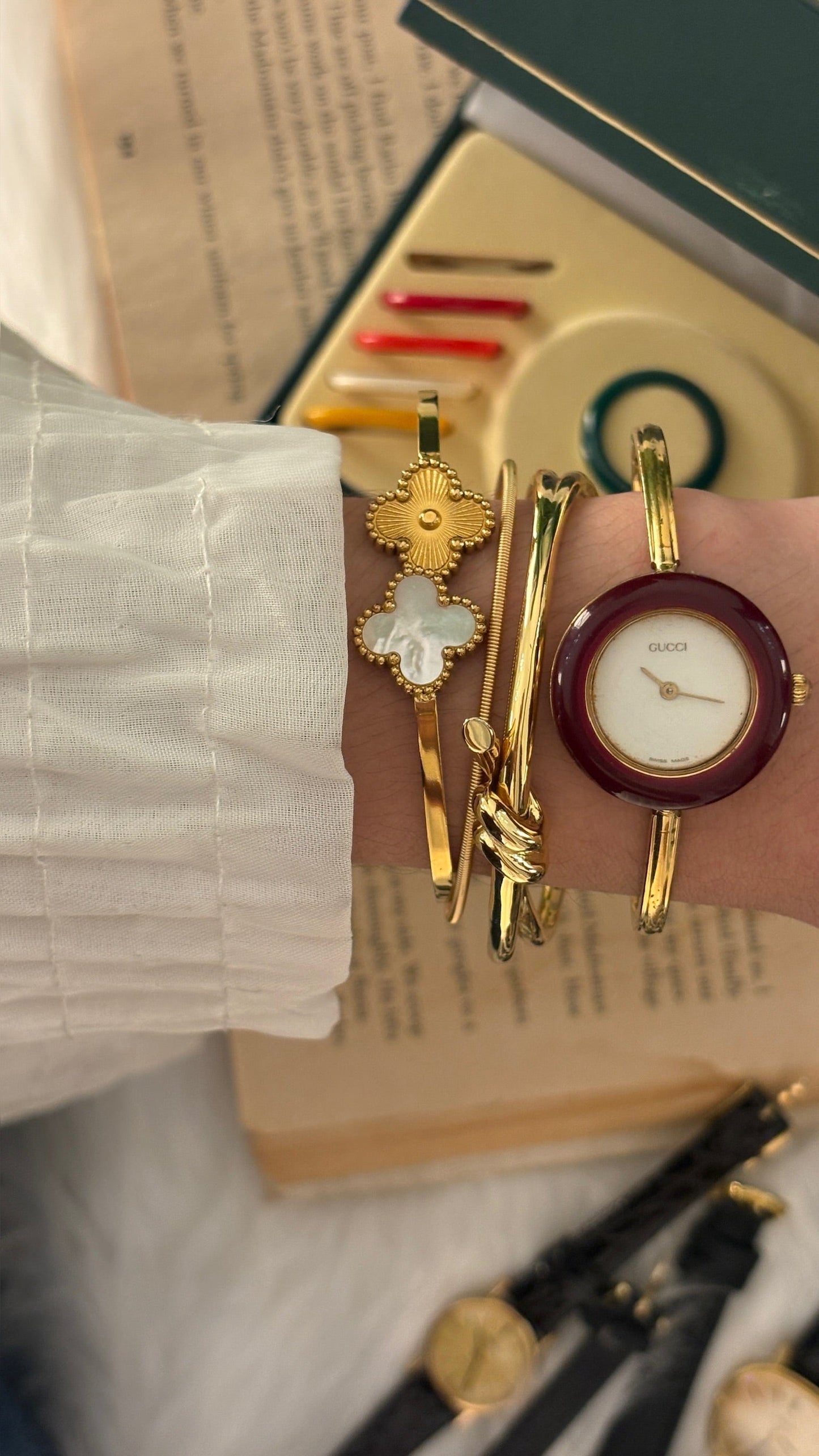 Rare Vintage Gucci Swiss Interchangeable Bezel Bangle Watch in Gold Tone Quartz