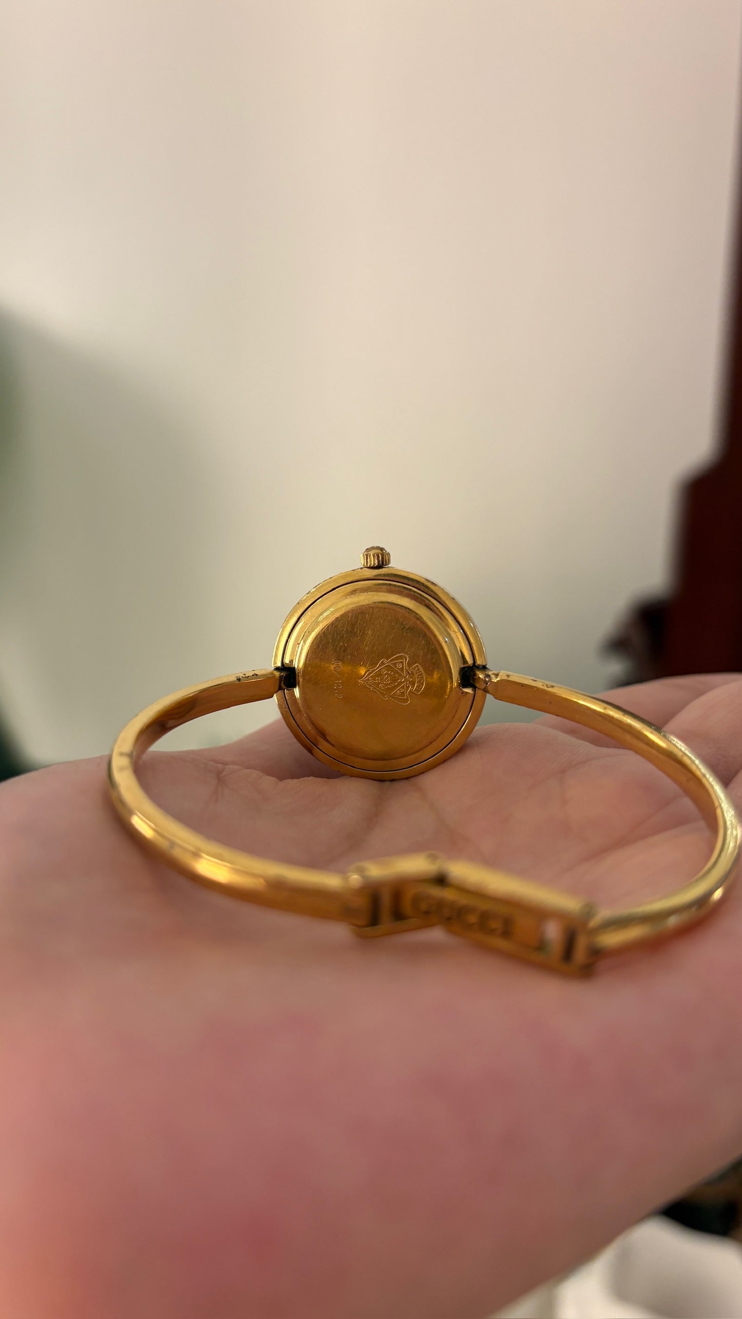 Rare Vintage Gucci Swiss Interchangeable Bezel Bangle Watch in Gold Tone Quartz