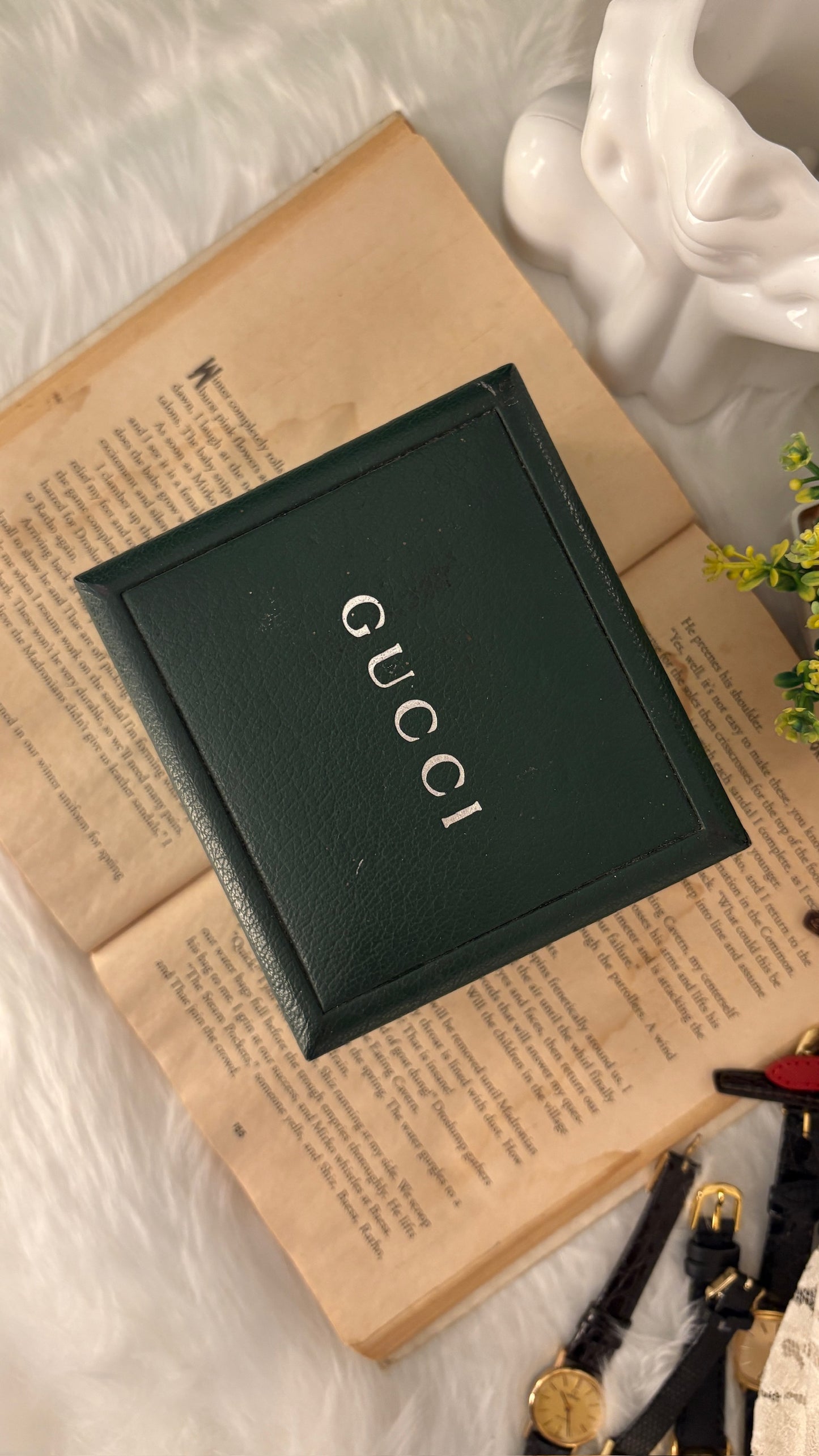 Rare Vintage Gucci Swiss Interchangeable Metal Bezel Marina Link Watch in Gold Tone Quartz