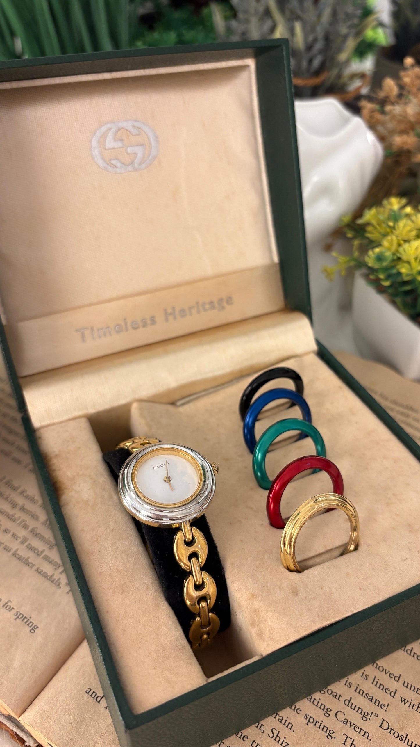 Rare Vintage Gucci Swiss Interchangeable Metal Bezel Marina Link Watch in Gold Tone Quartz
