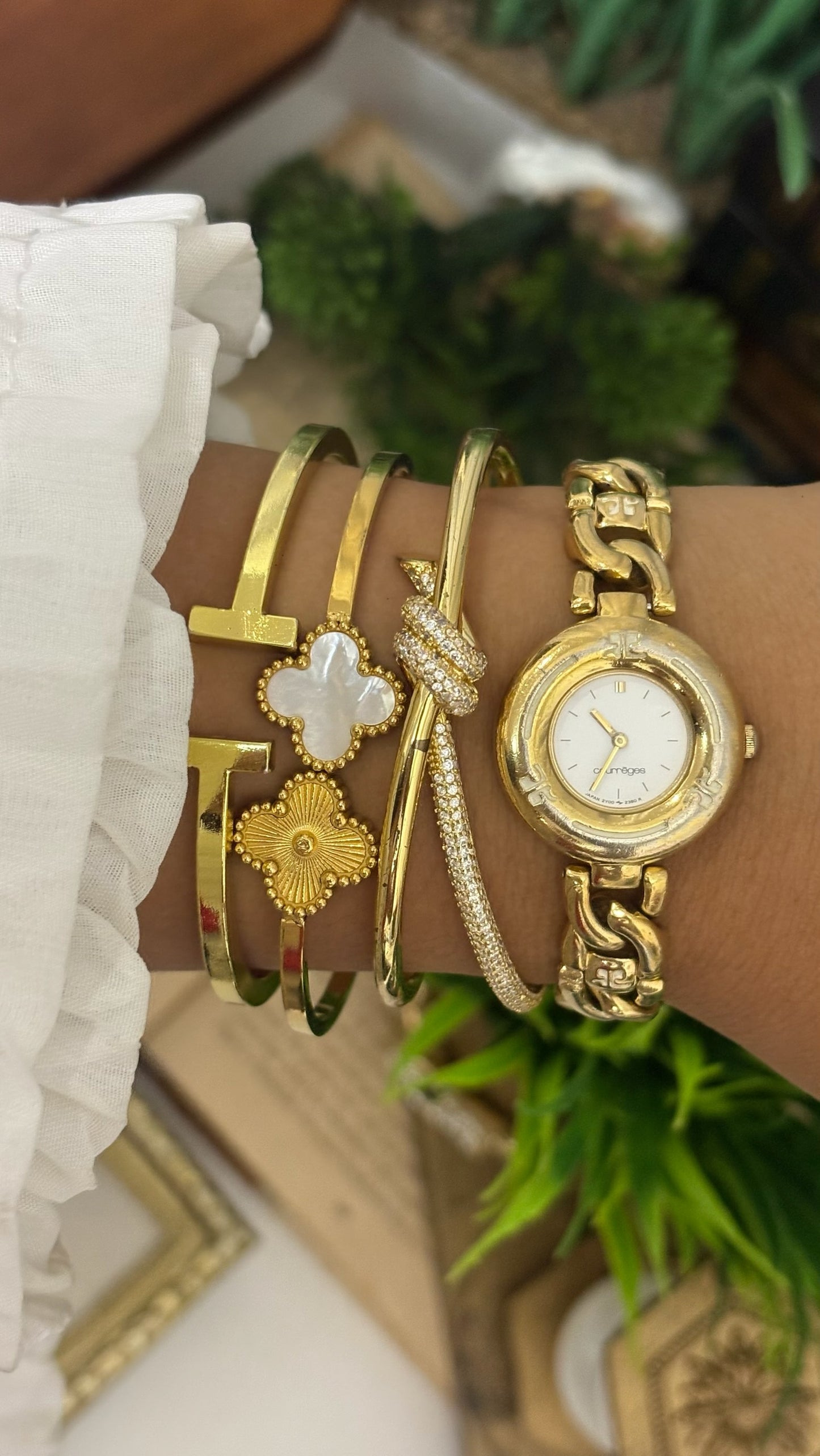 Vintage Courrèges Round Watch with Gold Tone Curb Chain Bracelet Quartz