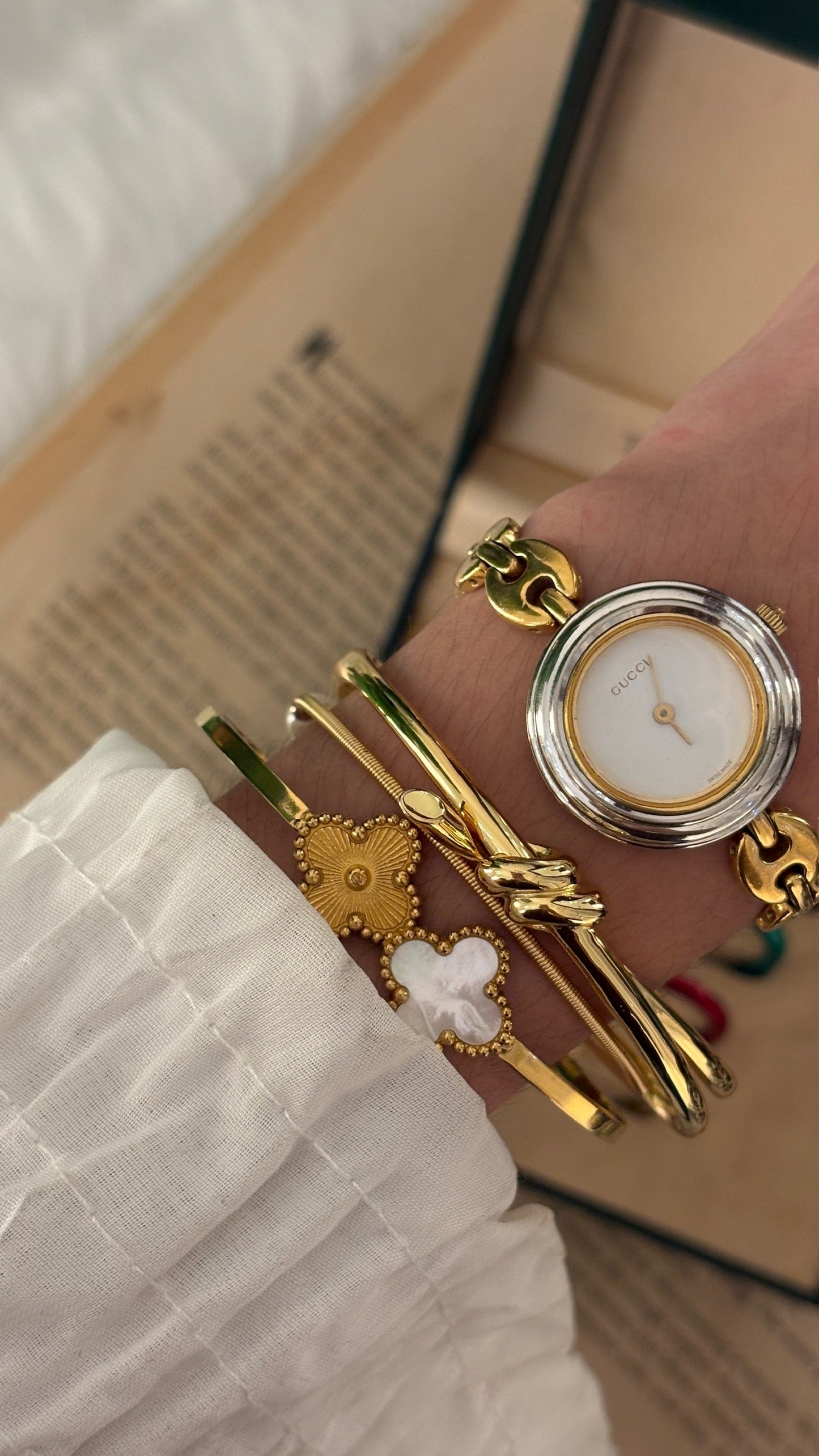 Rare Vintage Gucci Swiss Interchangeable Metal Bezel Marina Link Watch in Gold Tone Quartz