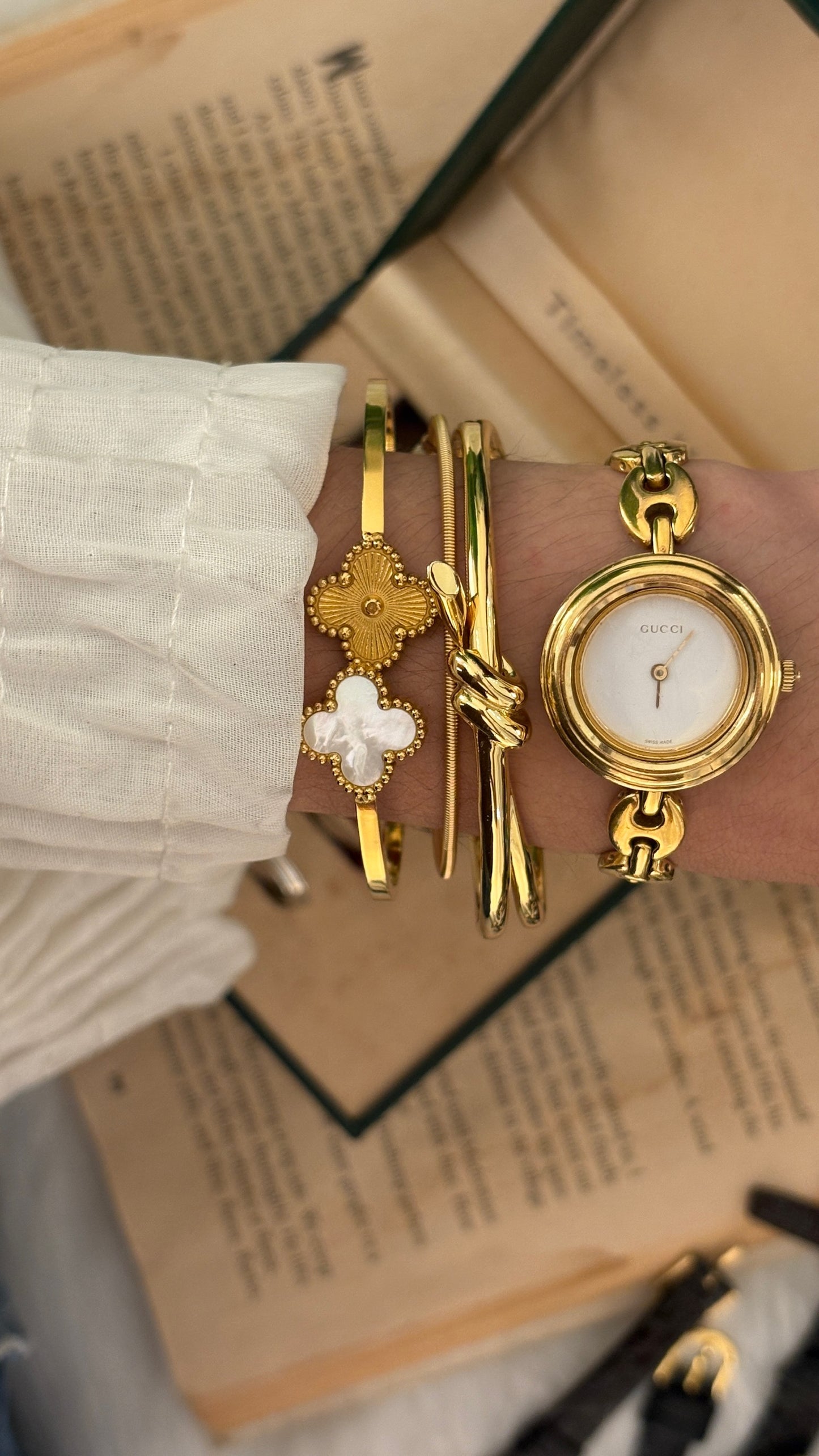Rare Vintage Gucci Swiss Interchangeable Metal Bezel Marina Link Watch in Gold Tone Quartz
