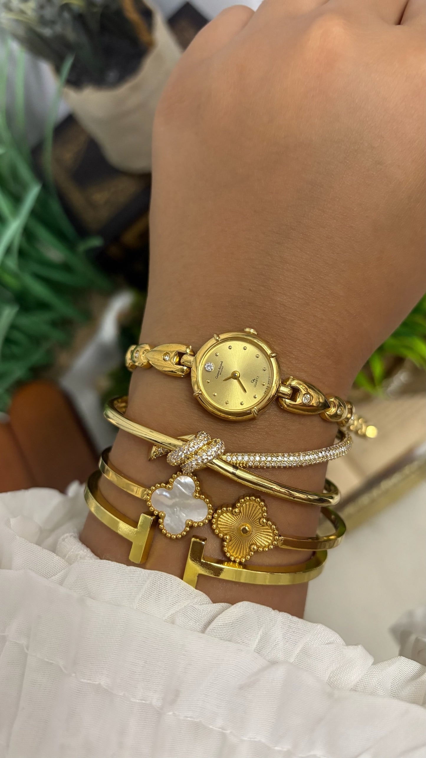 Vintage Gianni Accardi Round Watch with Gold Tone Link Bracelet Quartz