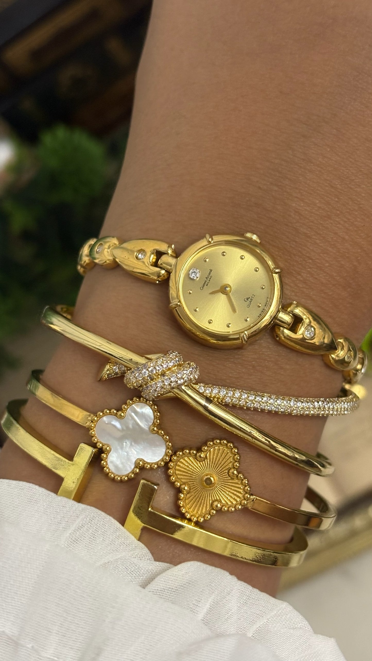 Vintage Gianni Accardi Round Watch with Gold Tone Link Bracelet Quartz