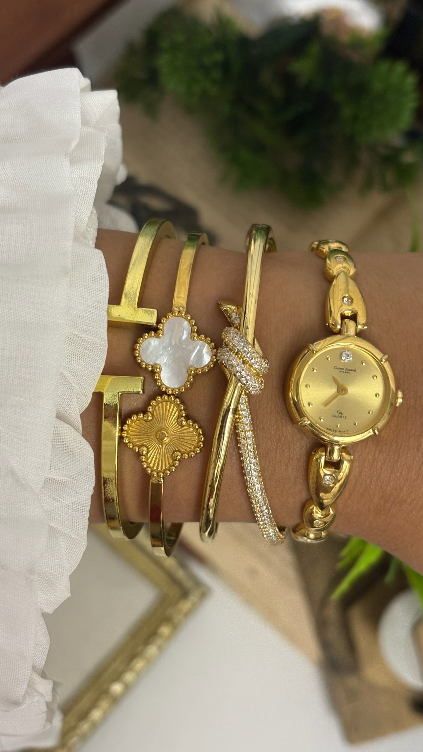 Vintage Gianni Accardi Round Watch with Gold Tone Link Bracelet Quartz