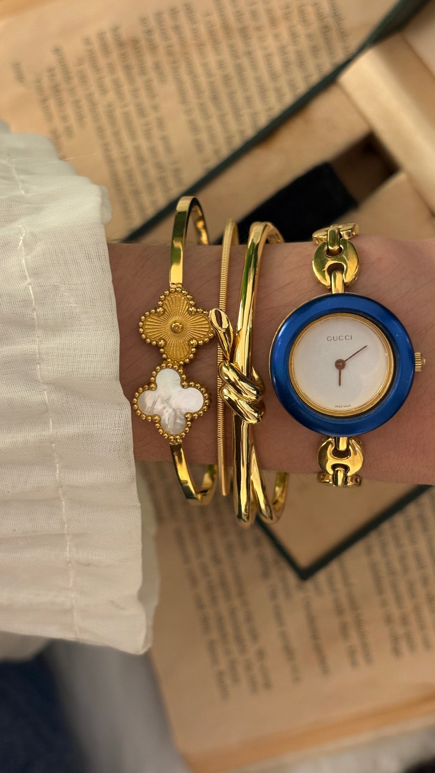 Rare Vintage Gucci Swiss Interchangeable Metal Bezel Marina Link Watch in Gold Tone Quartz