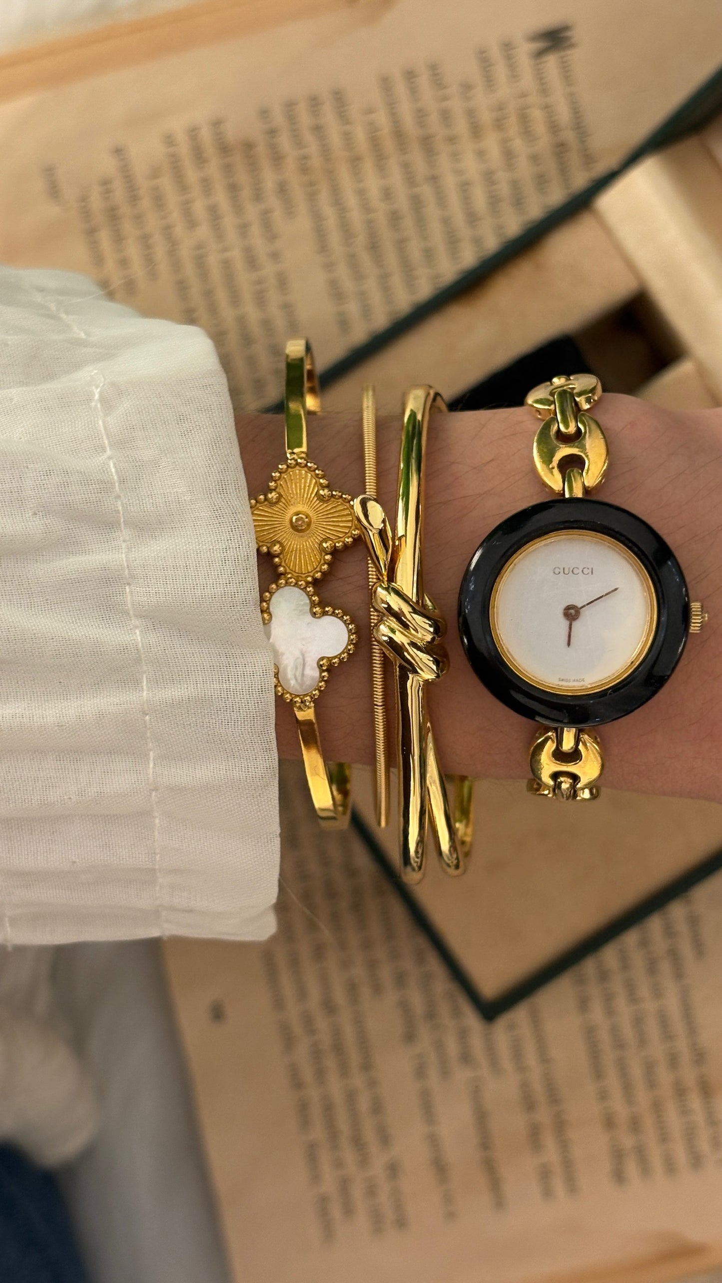 Rare Vintage Gucci Swiss Interchangeable Metal Bezel Marina Link Watch in Gold Tone Quartz