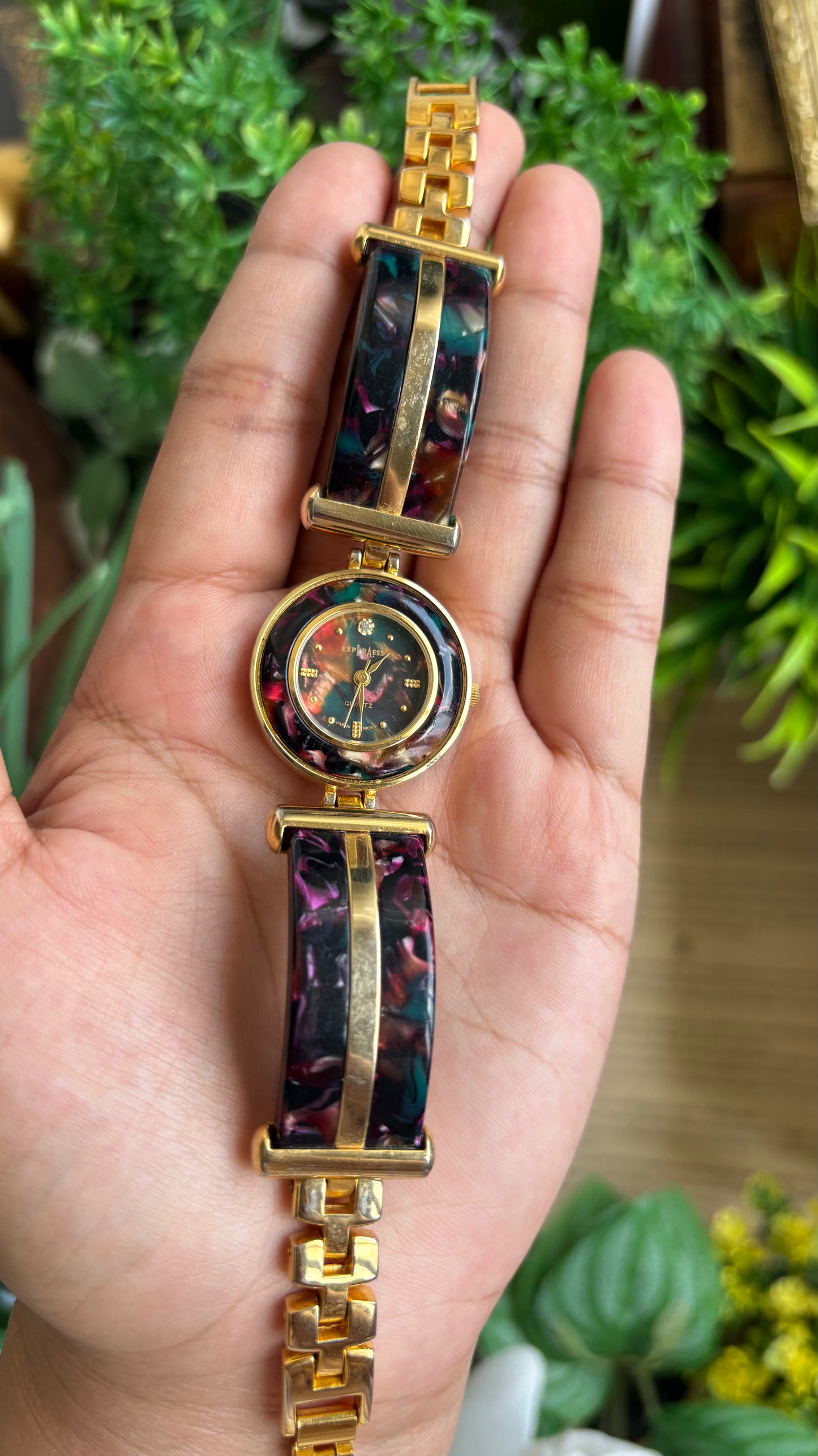 Vintage LA Express Watch in Gold Tone Unique Shell Pattern
